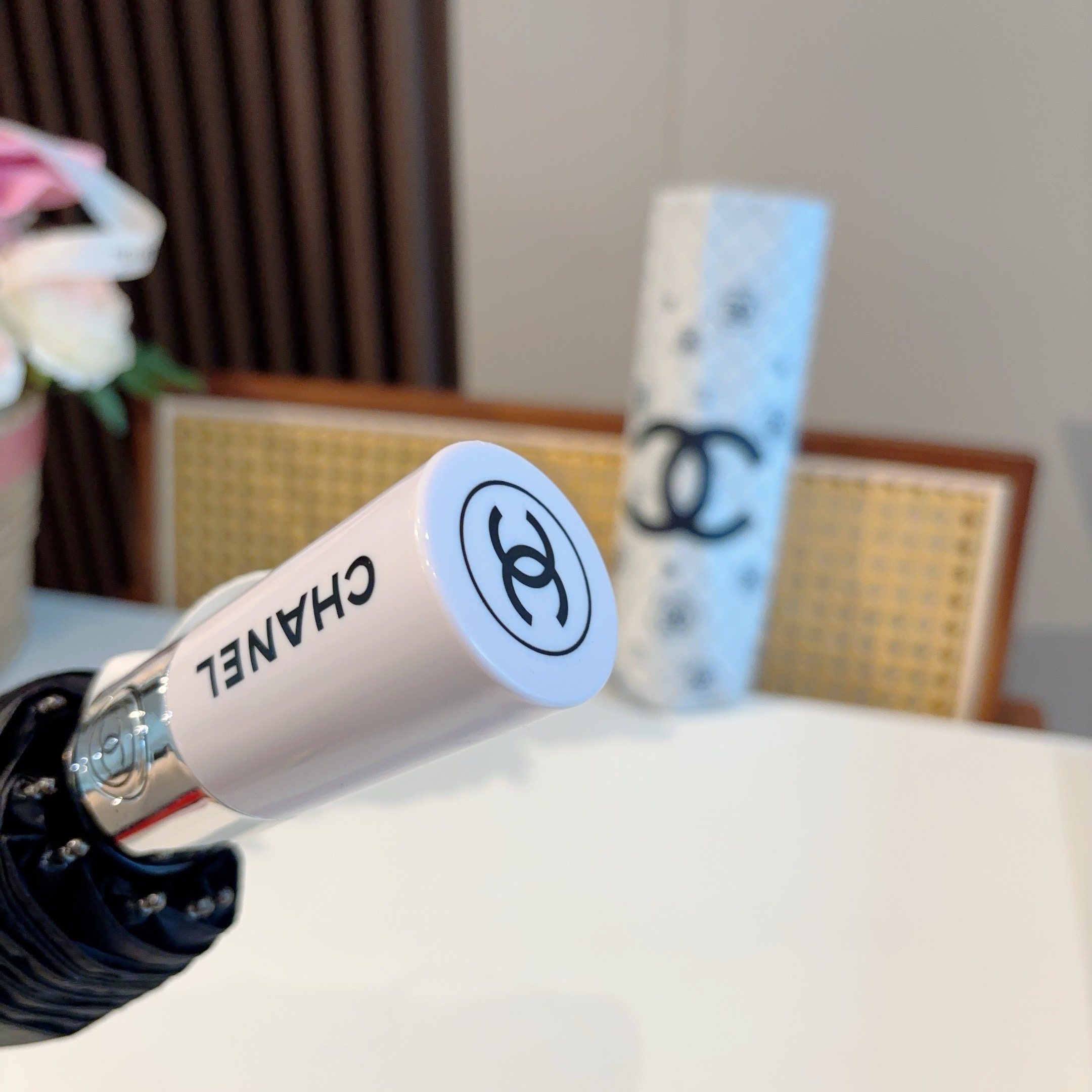  CHANEL（香奈儿）三折自动折叠晴雨伞 集合香奈儿灵魂LOGO为一体的设计风格高雅奢华 带在身上带来