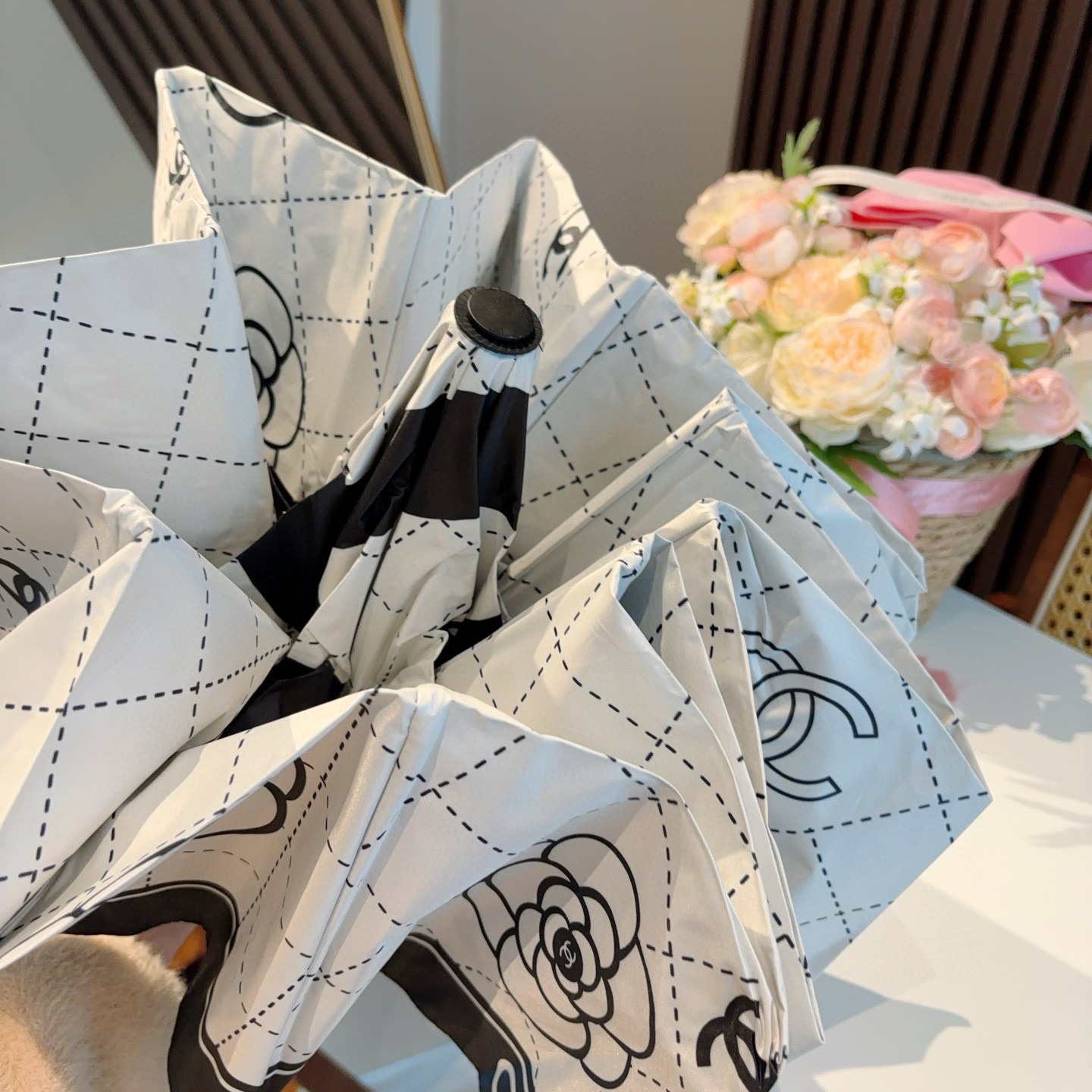  CHANEL（香奈儿）三折自动折叠晴雨伞 集合香奈儿灵魂LOGO为一体的设计风格高雅奢华 带在身上带来