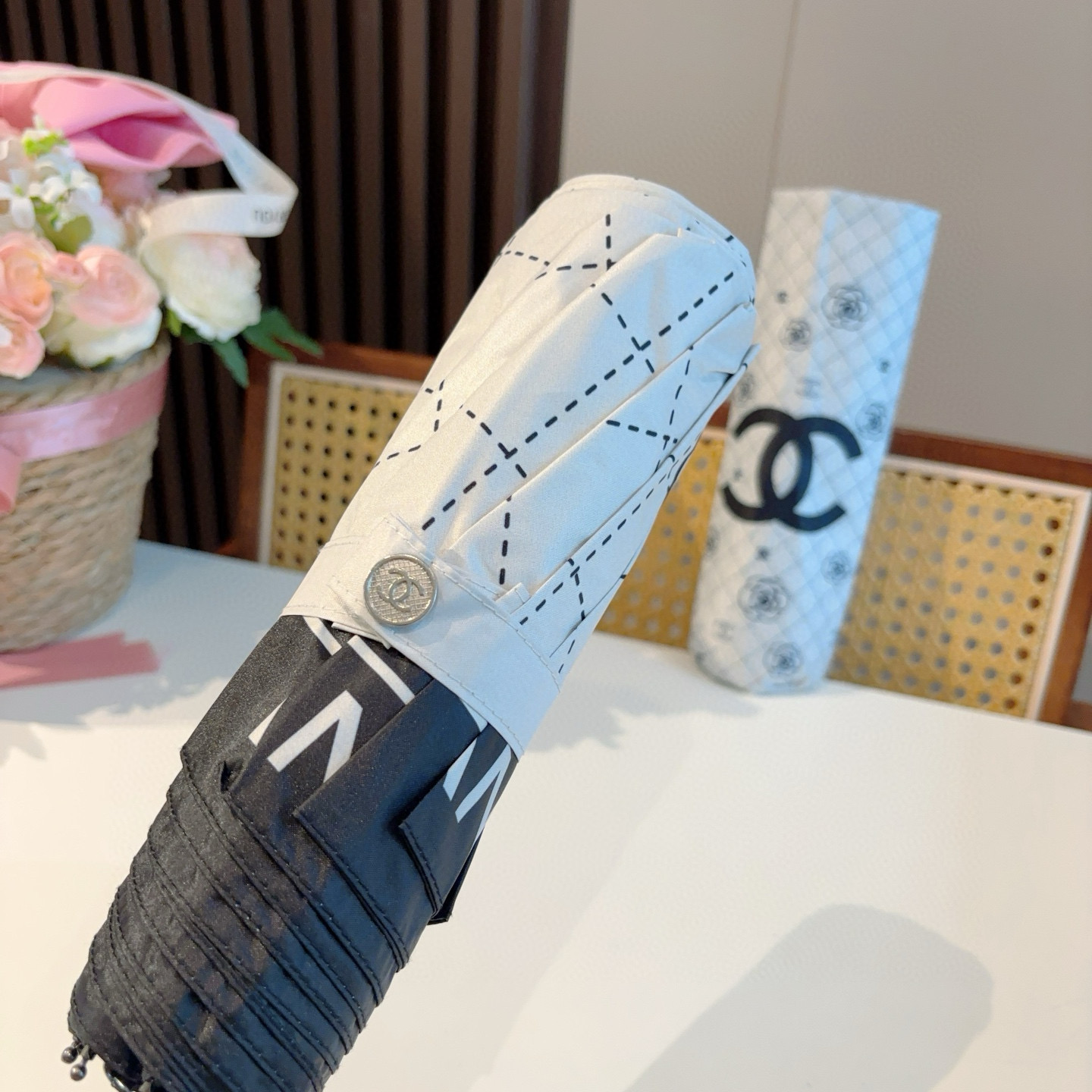  CHANEL（香奈儿）三折自动折叠晴雨伞 集合香奈儿灵魂LOGO为一体的设计风格高雅奢华 带在身上带来