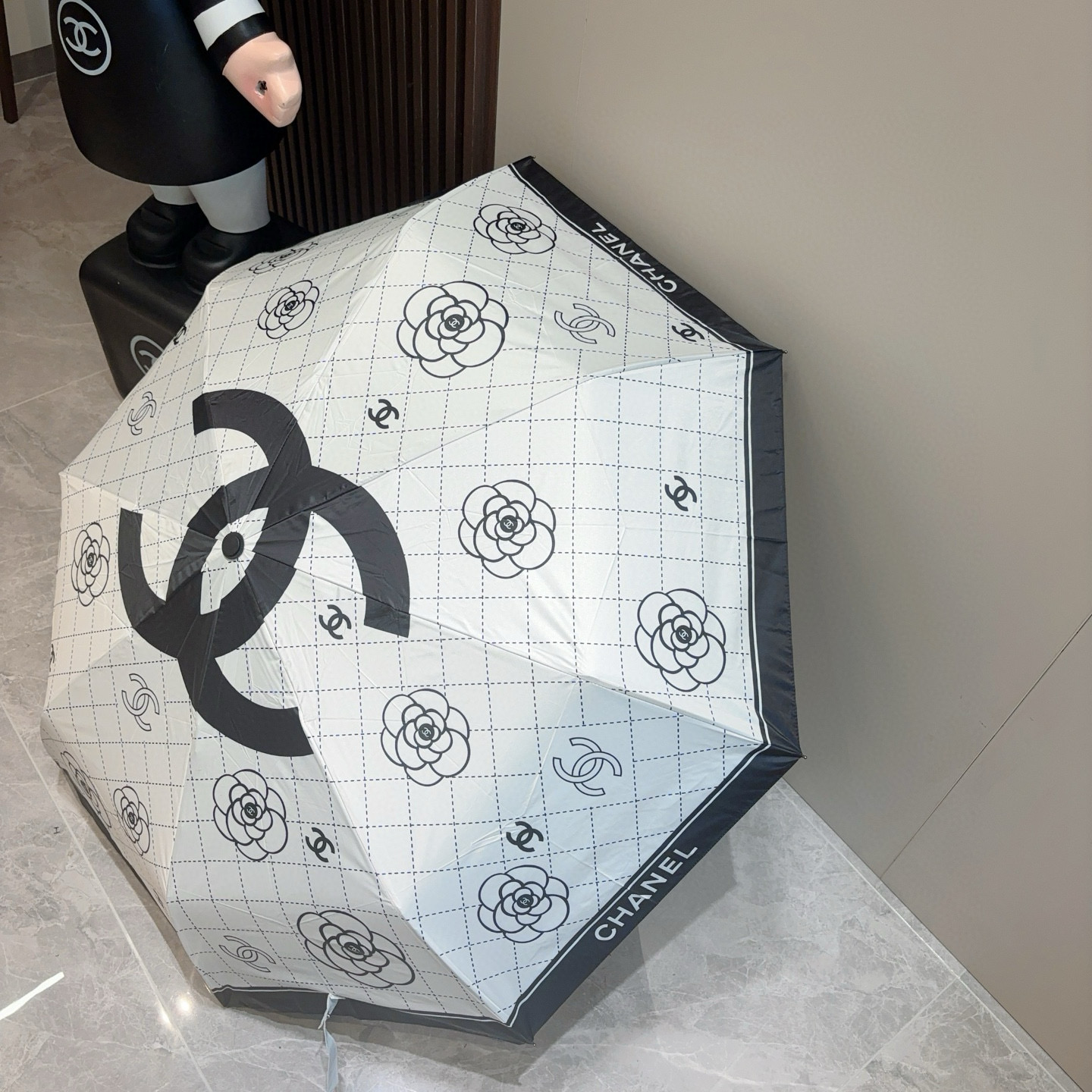  CHANEL（香奈儿）三折自动折叠晴雨伞 集合香奈儿灵魂LOGO为一体的设计风格高雅奢华 带在身上带来