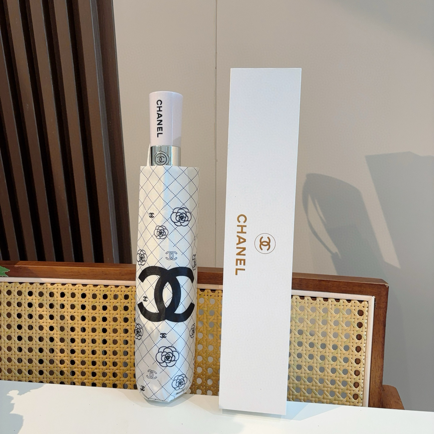  CHANEL（香奈儿）三折自动折叠晴雨伞 集合香奈儿灵魂LOGO为一体的设计风格高雅奢华 带在身上带来