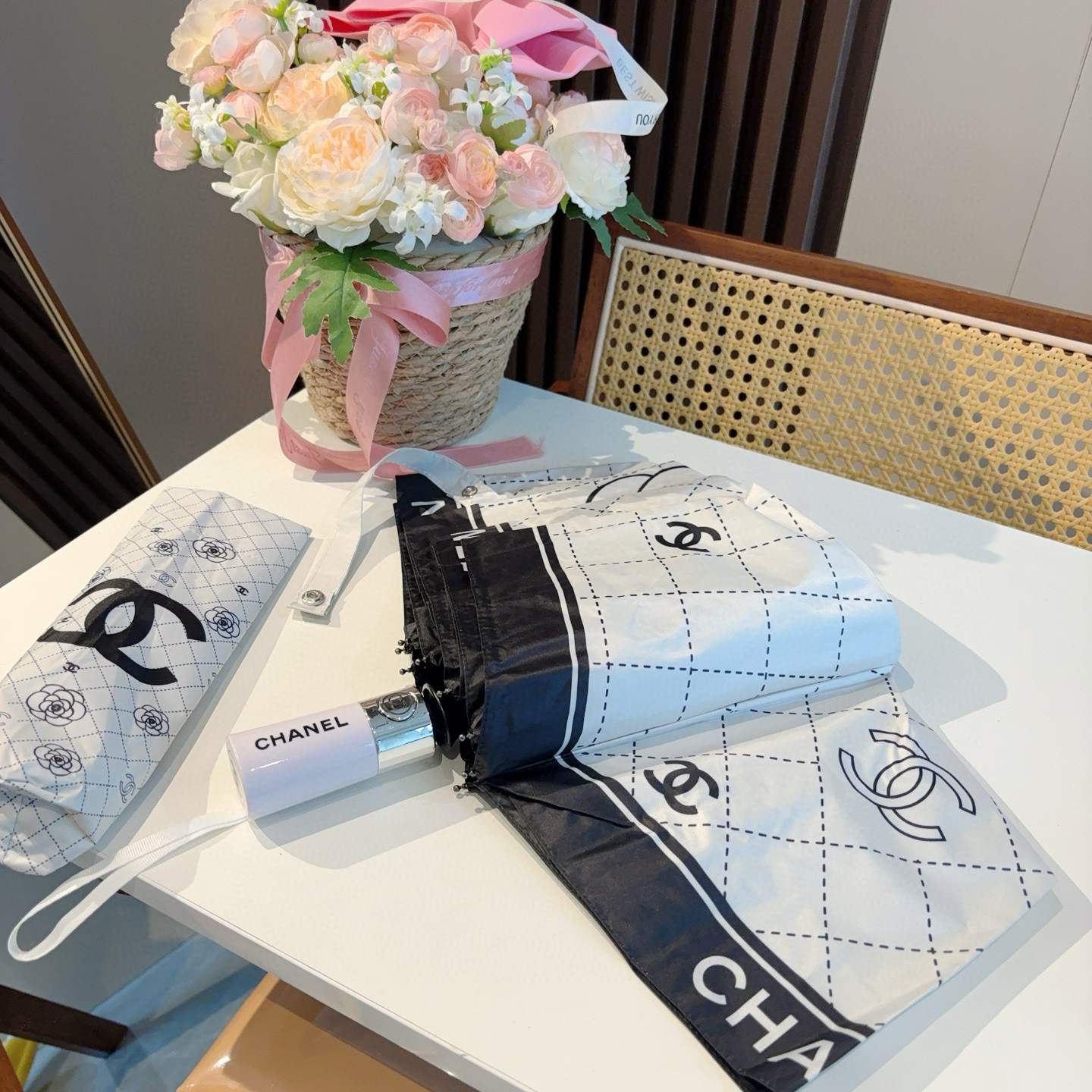  CHANEL（香奈儿）三折自动折叠晴雨伞 集合香奈儿灵魂LOGO为一体的设计风格高雅奢华 带在身上带来