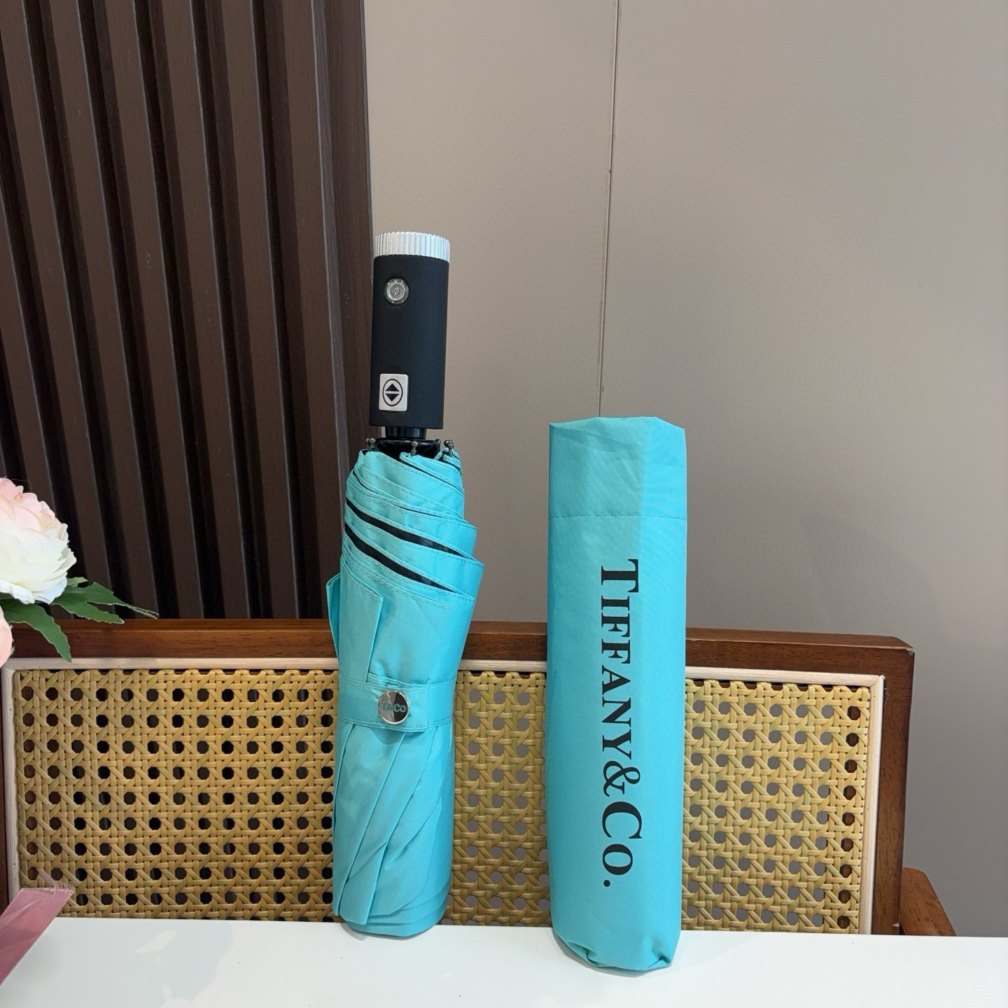  Tiffany蒂芙尼 带灯光手柄三折自动折叠晴雨伞 火爆来袭 夏日里的小清新 高效阻隔紫外线涂层 有伞