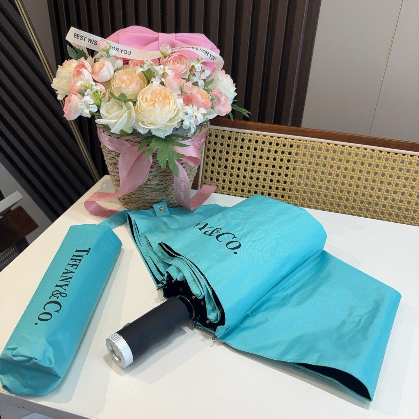  Tiffany蒂芙尼 带灯光手柄三折自动折叠晴雨伞 火爆来袭 夏日里的小清新 高效阻隔紫外线涂层 有伞
