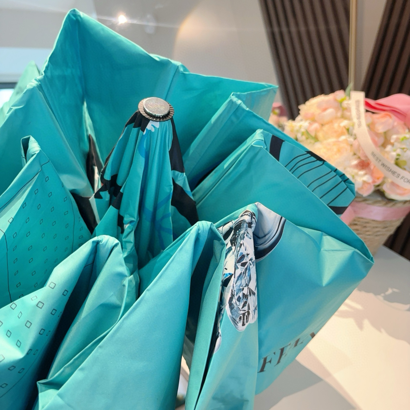  Tiffany蒂芙尼 💍时尚独特、三折自动折叠晴雨伞 火爆来袭 夏日里的小清新 高效阻隔紫外线涂层 有