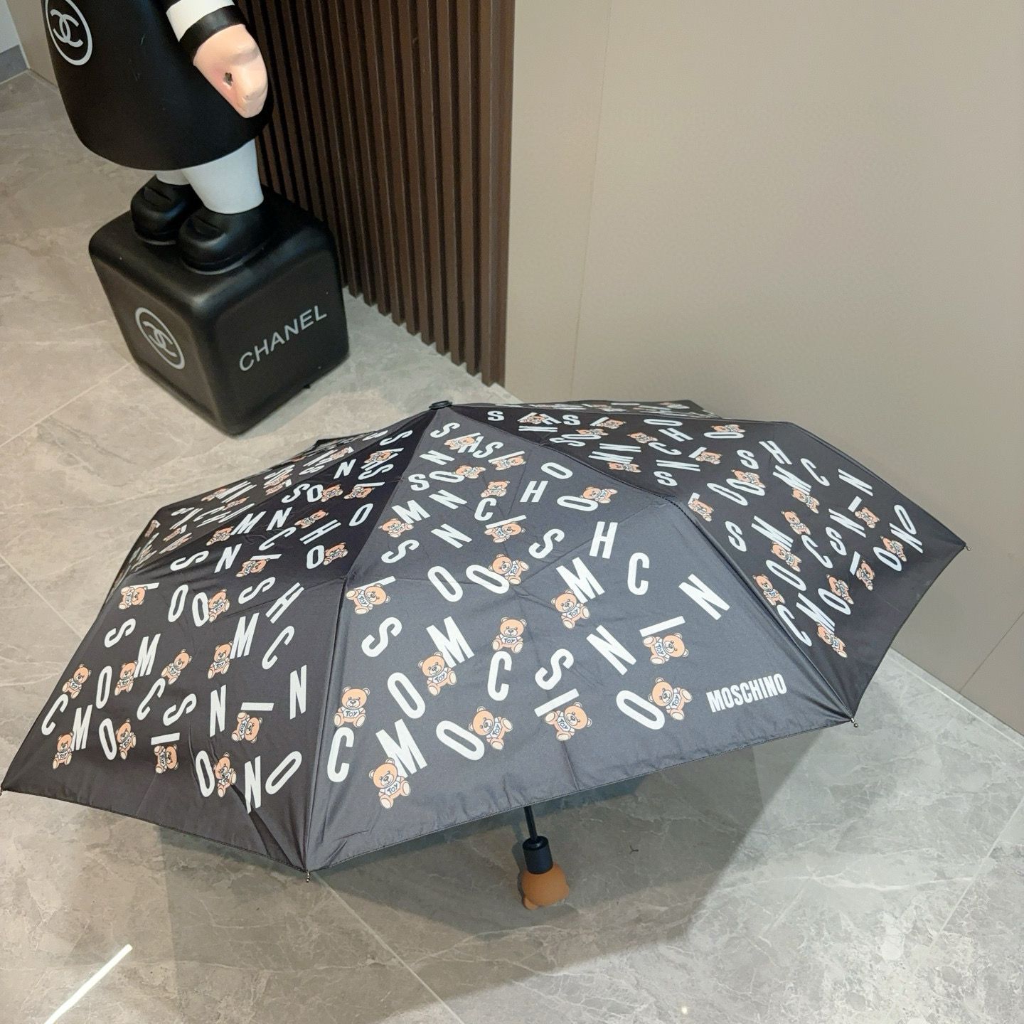  Moschino（莫斯奇诺）熊头柄 三折自动伞设计师Franco Moschino以自己的名字命名的一