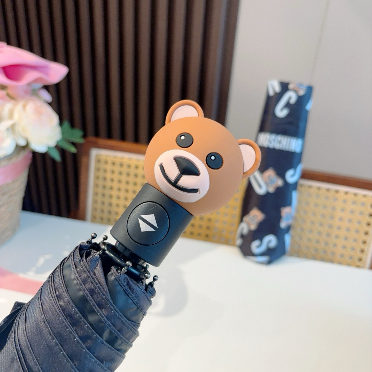  Moschino（莫斯奇诺）熊头柄 三折自动伞设计师Franco Moschino以自己的名字命名的一