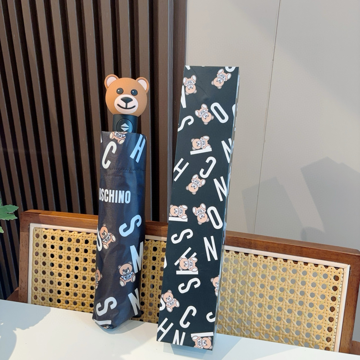  Moschino（莫斯奇诺）熊头柄 三折自动伞设计师Franco Moschino以自己的名字命名的一