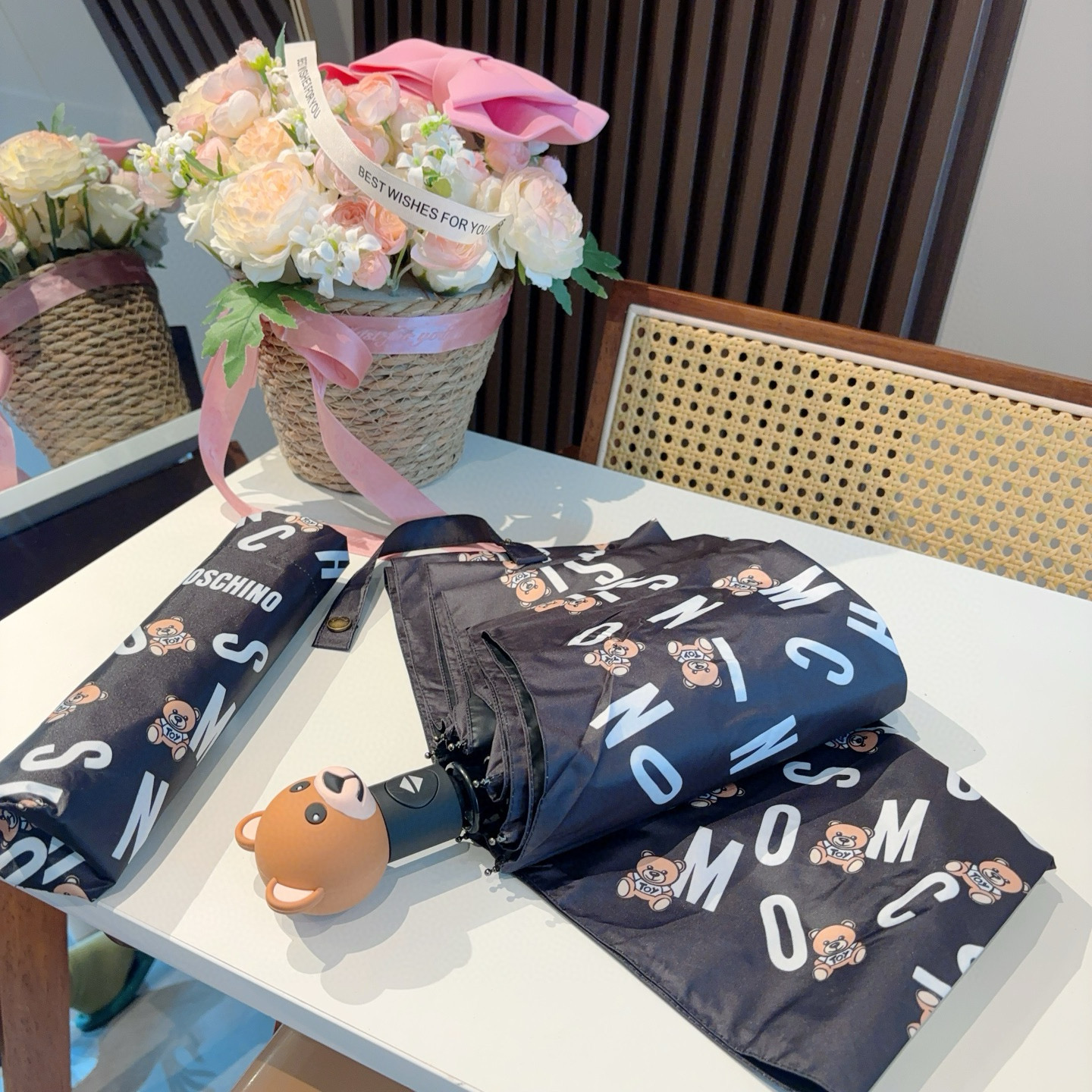  Moschino（莫斯奇诺）熊头柄 三折自动伞设计师Franco Moschino以自己的名字命名的一