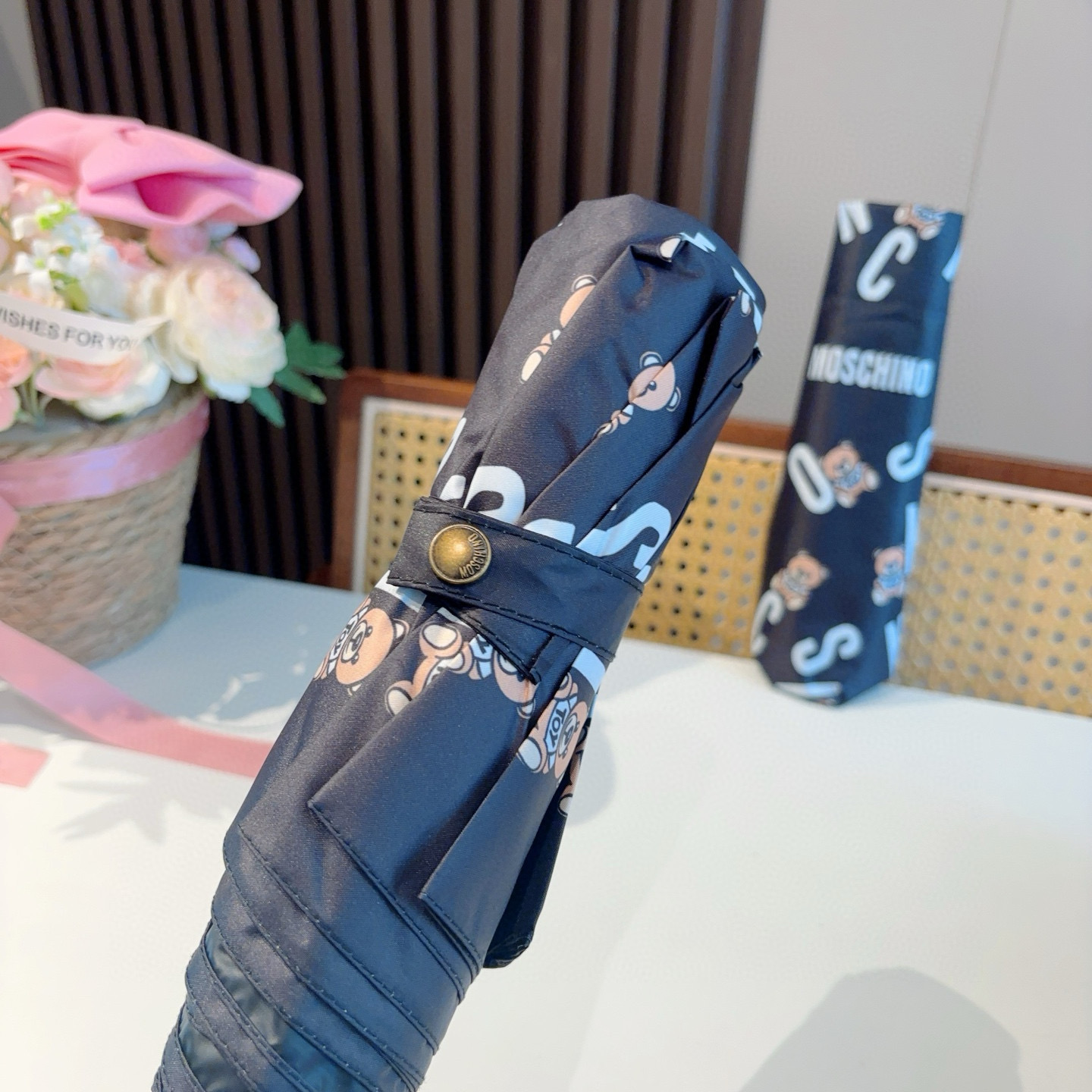  Moschino（莫斯奇诺）熊头柄 三折自动伞设计师Franco Moschino以自己的名字命名的一