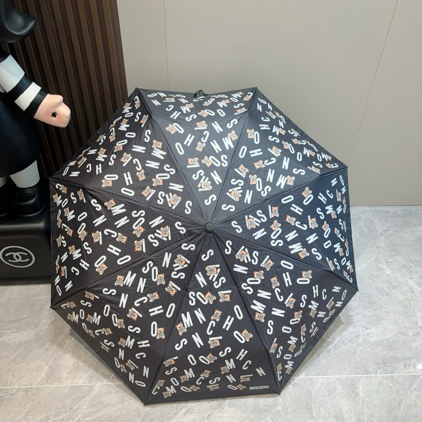  Moschino（莫斯奇诺）熊头柄 三折自动伞设计师Franco Moschino以自己的名字命名的一