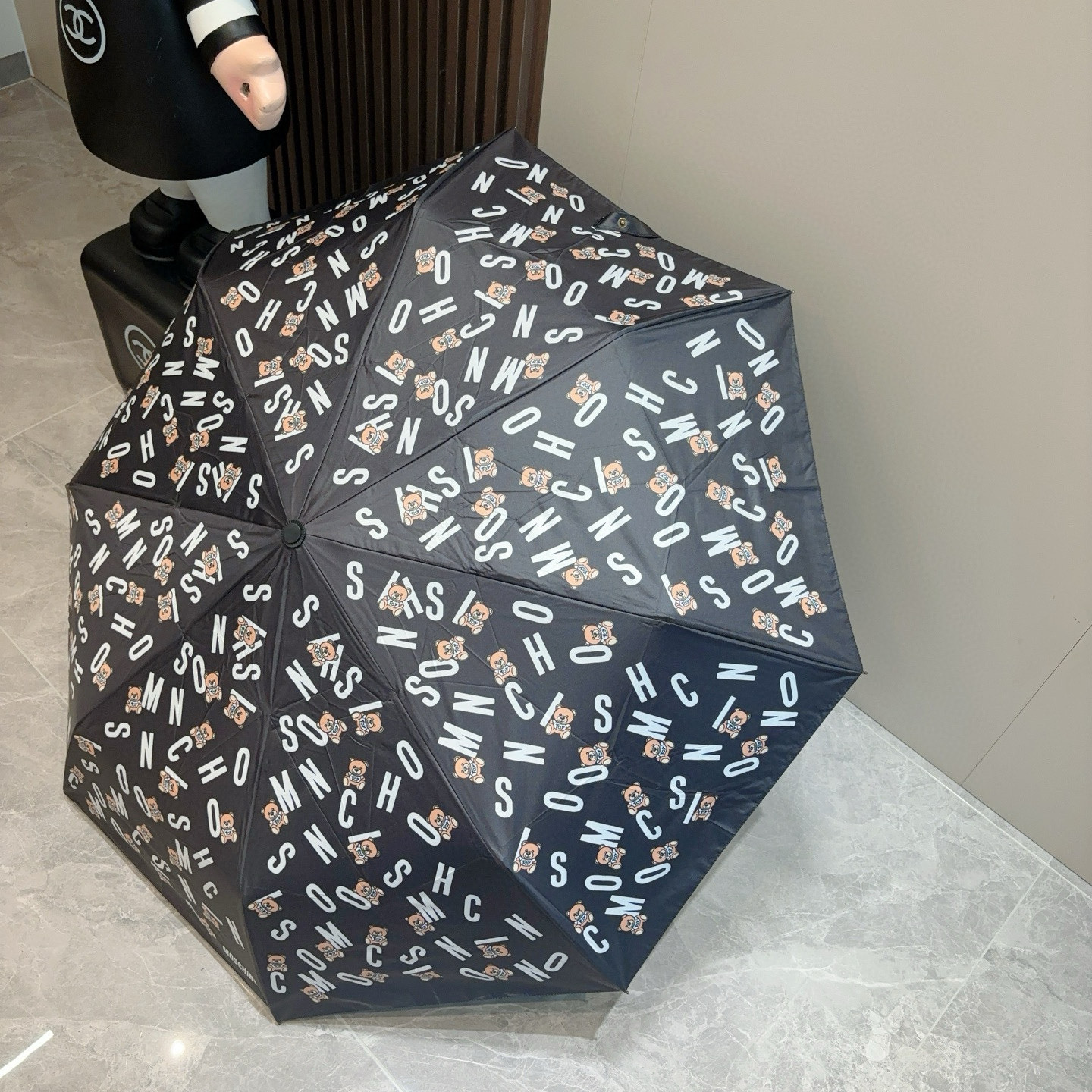  Moschino（莫斯奇诺）熊头柄 三折自动伞设计师Franco Moschino以自己的名字命名的一