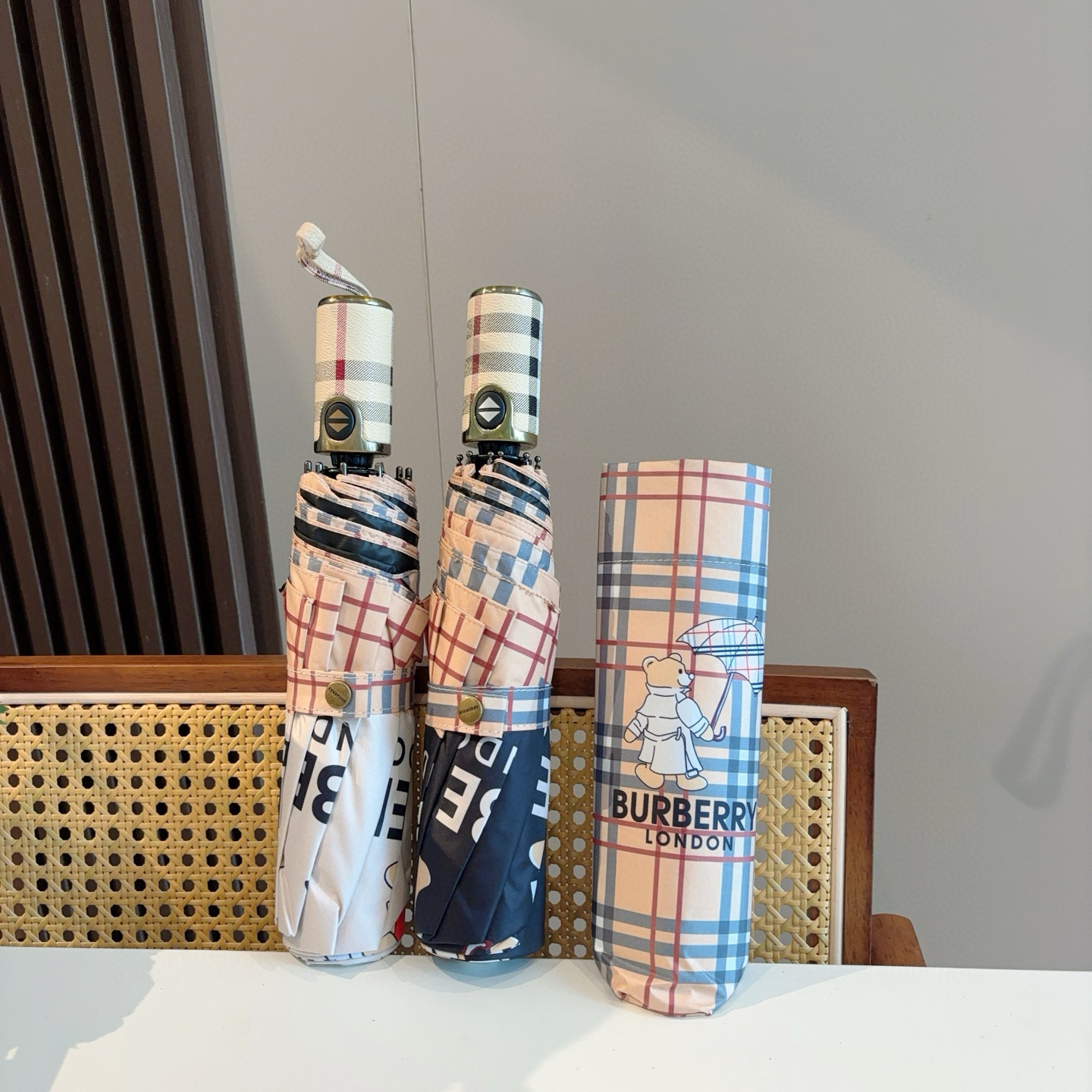  BURBERRY（巴宝莉） 三折自动折叠晴雨伞 年度巅峰之作 经典 高雅 时髦 这就是被称为英国BUR
