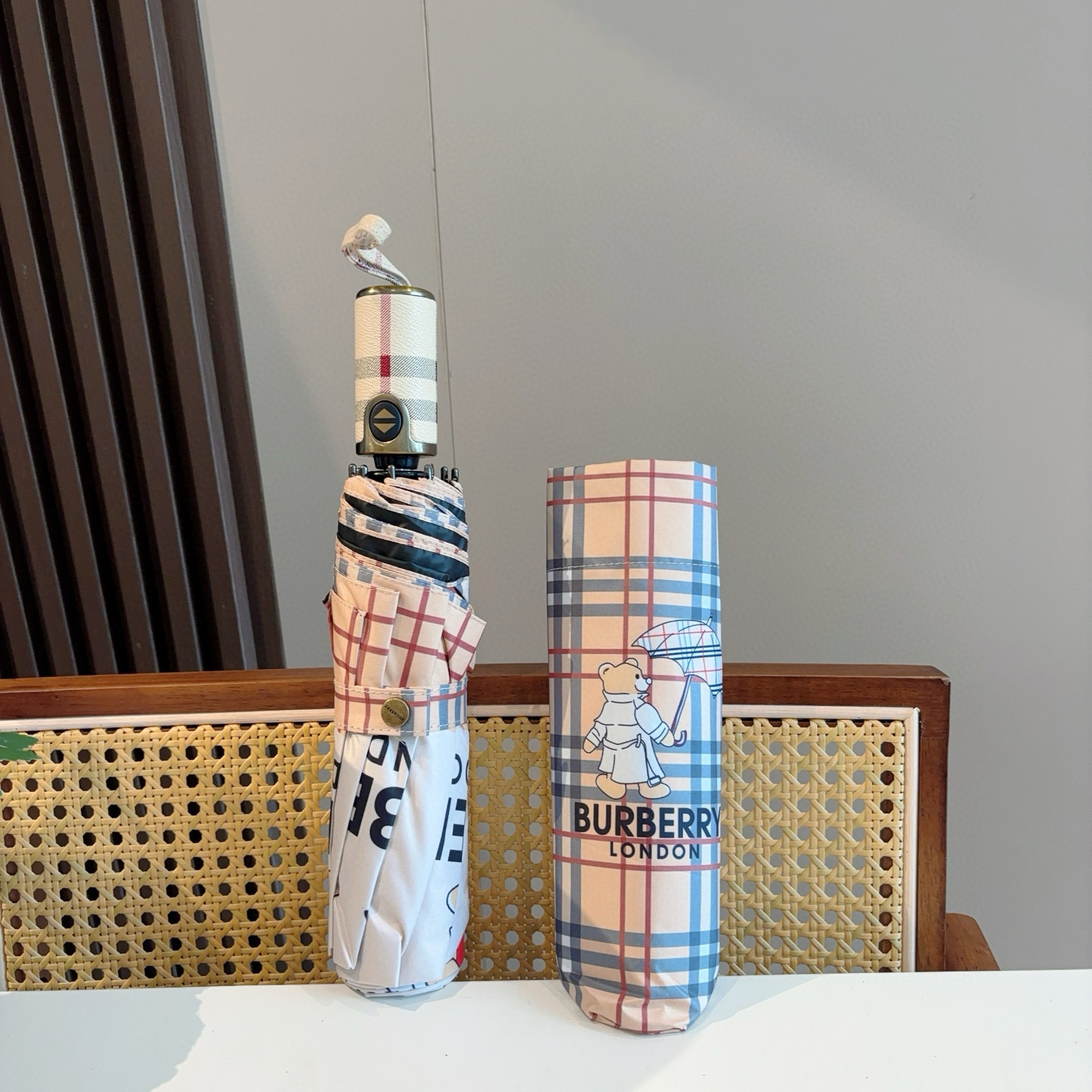  BURBERRY（巴宝莉） 三折自动折叠晴雨伞 年度巅峰之作 经典 高雅 时髦 这就是被称为英国BUR