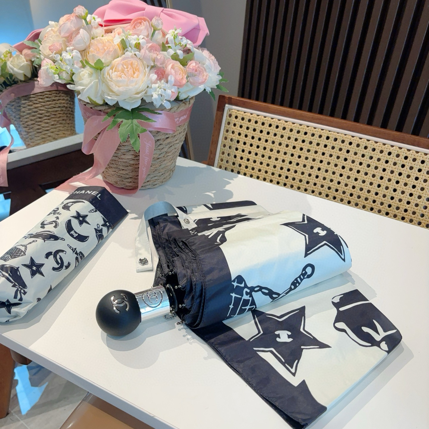  CHANEL（香奈儿）三折自动折叠晴雨伞 集合香奈儿灵魂LOGO为一体的设计风格高雅奢华 带在身上带来