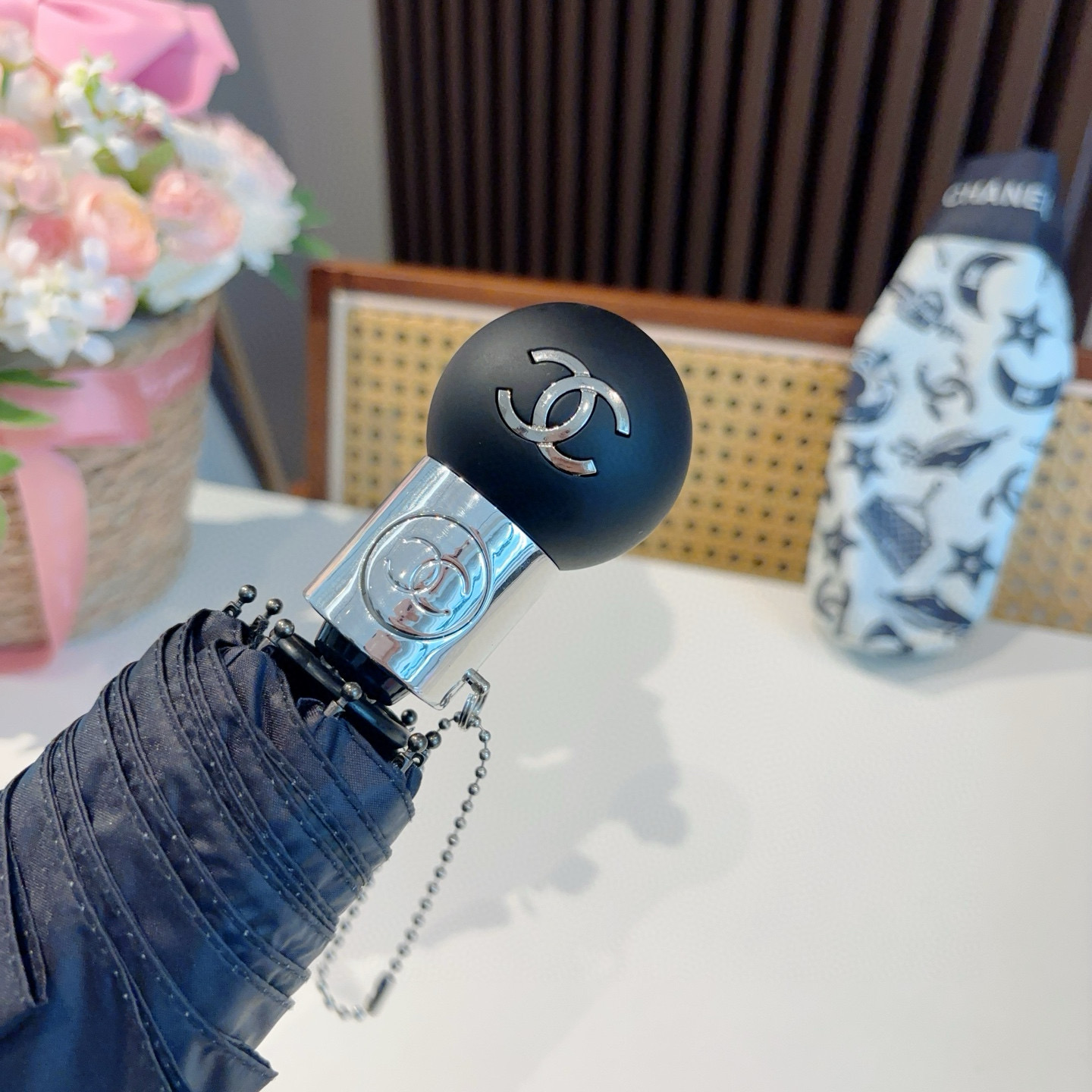 CHANEL（香奈儿）三折自动折叠晴雨伞 集合香奈儿灵魂LOGO为一体的设计风格高雅奢华 带在身上带来