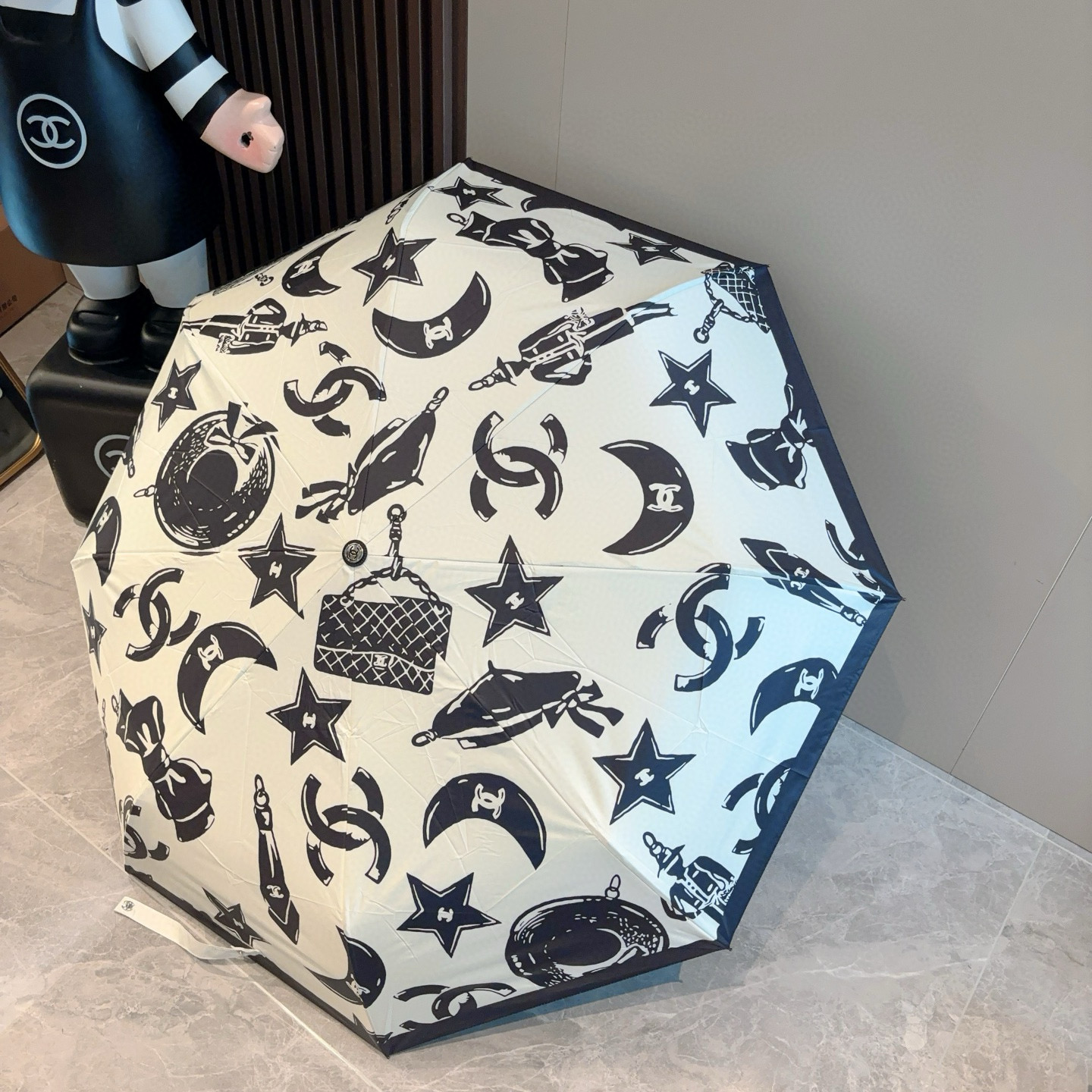  CHANEL（香奈儿）三折自动折叠晴雨伞 集合香奈儿灵魂LOGO为一体的设计风格高雅奢华 带在身上带来
