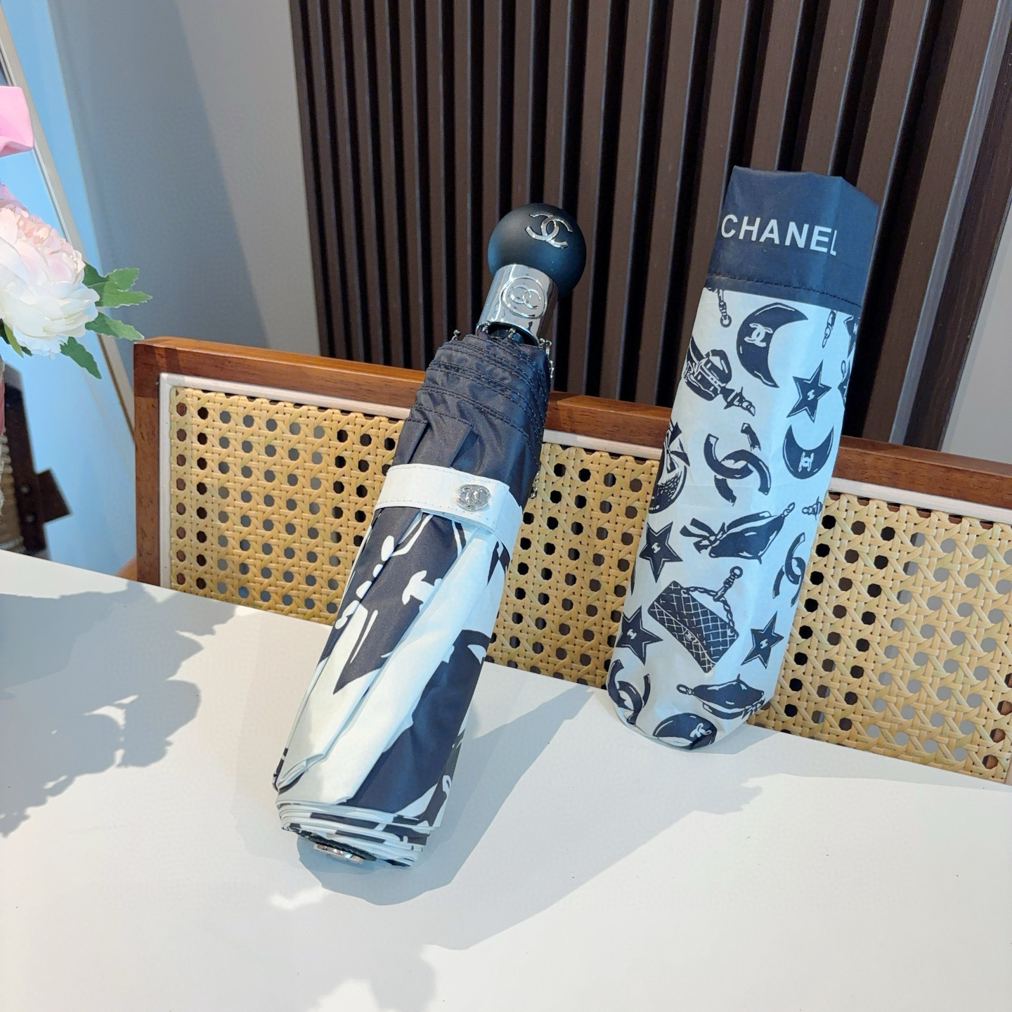  CHANEL（香奈儿）三折自动折叠晴雨伞 集合香奈儿灵魂LOGO为一体的设计风格高雅奢华 带在身上带来