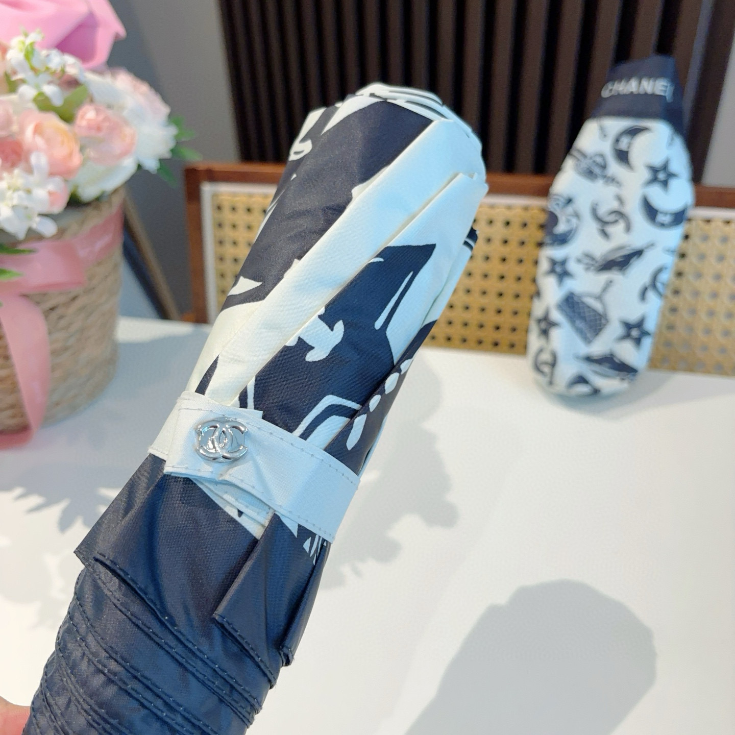  CHANEL（香奈儿）三折自动折叠晴雨伞 集合香奈儿灵魂LOGO为一体的设计风格高雅奢华 带在身上带来