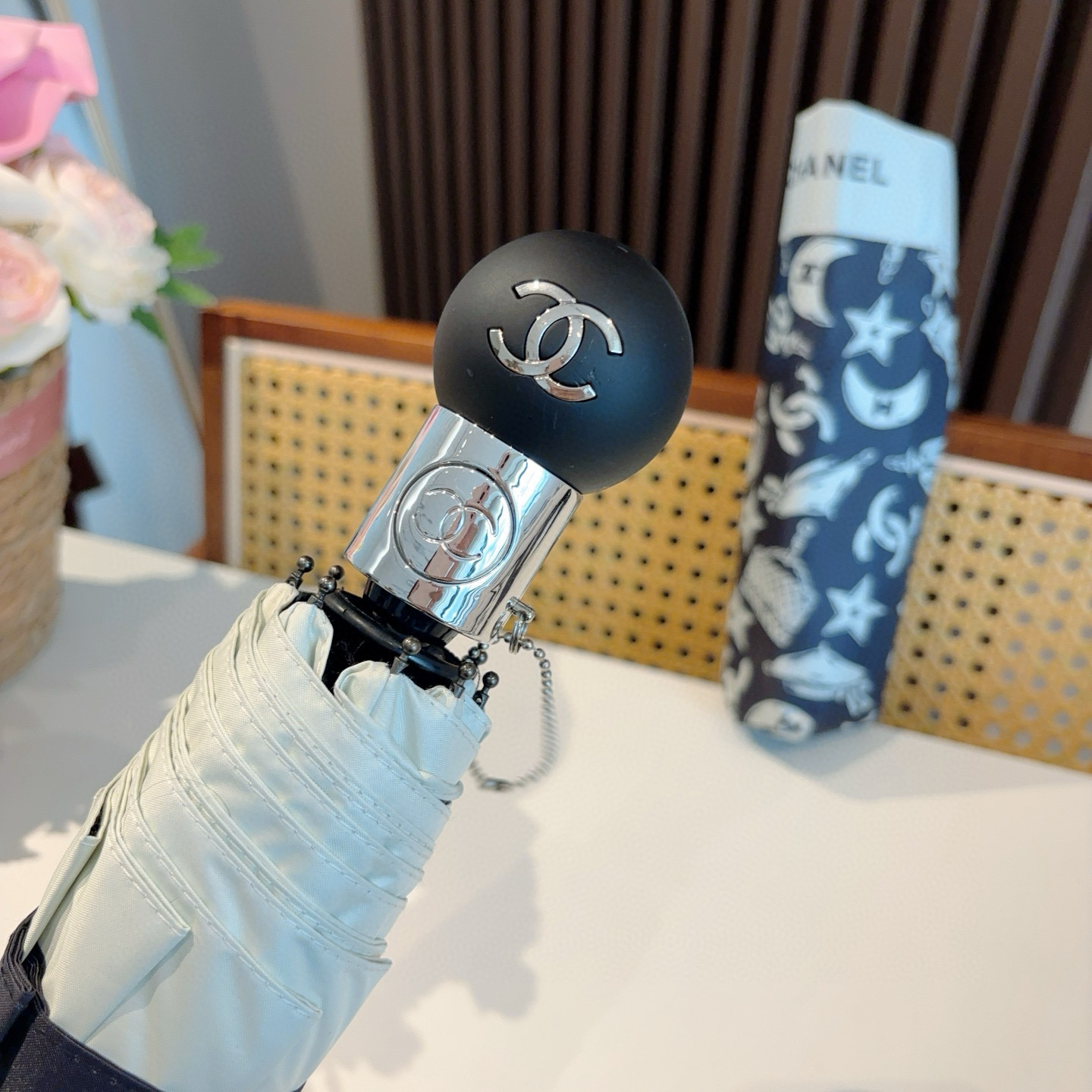  CHANEL（香奈儿）三折自动折叠晴雨伞 集合香奈儿灵魂LOGO为一体的设计风格高雅奢华 带在身上带来