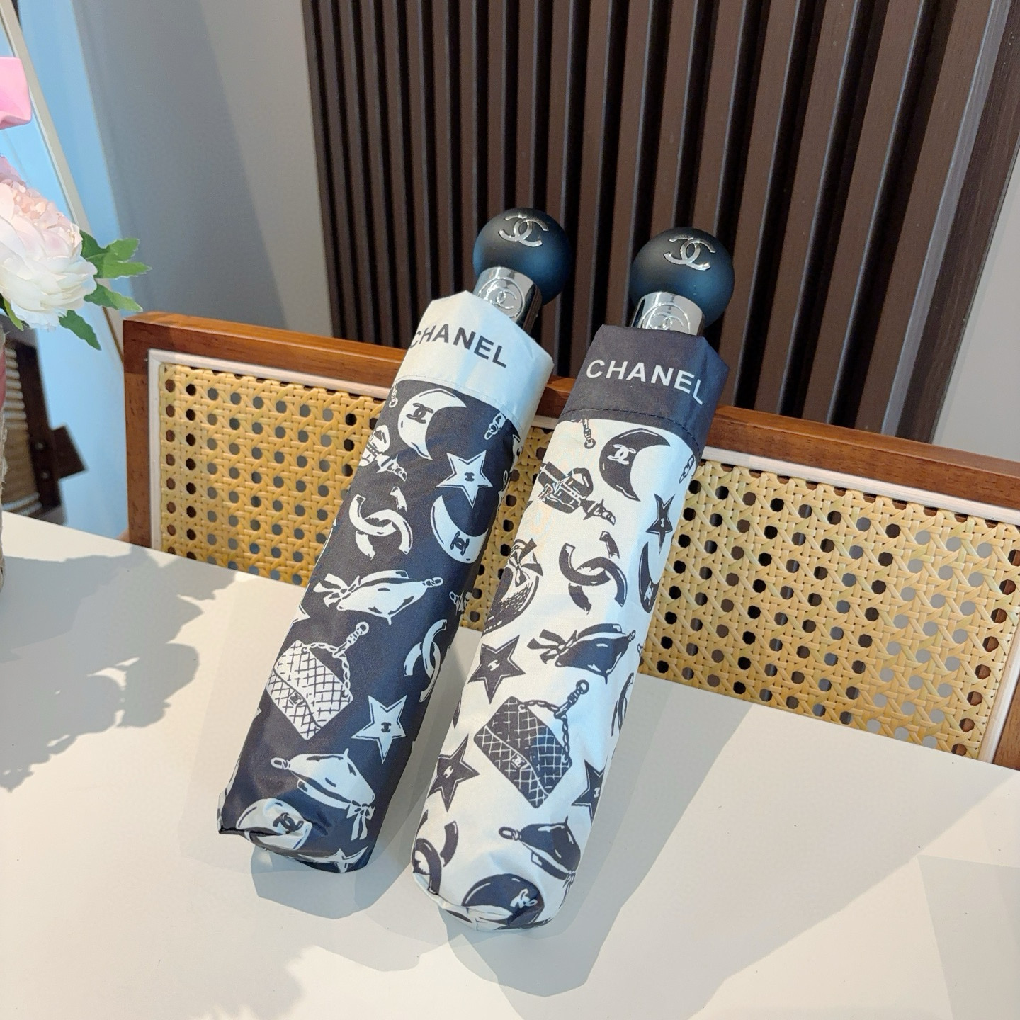  CHANEL（香奈儿）三折自动折叠晴雨伞 集合香奈儿灵魂LOGO为一体的设计风格高雅奢华 带在身上带来