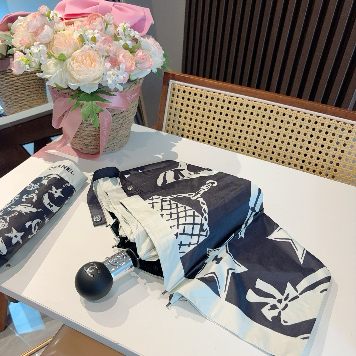  CHANEL（香奈儿）三折自动折叠晴雨伞 集合香奈儿灵魂LOGO为一体的设计风格高雅奢华 带在身上带来