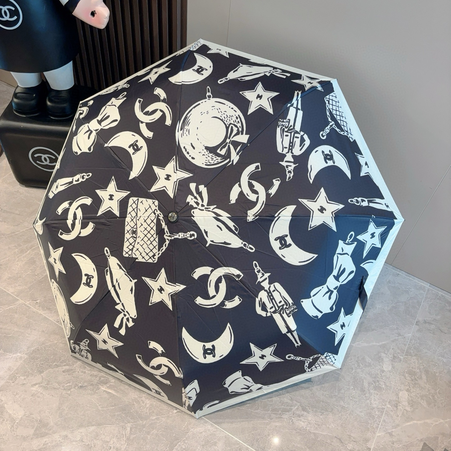  CHANEL（香奈儿）三折自动折叠晴雨伞 集合香奈儿灵魂LOGO为一体的设计风格高雅奢华 带在身上带来