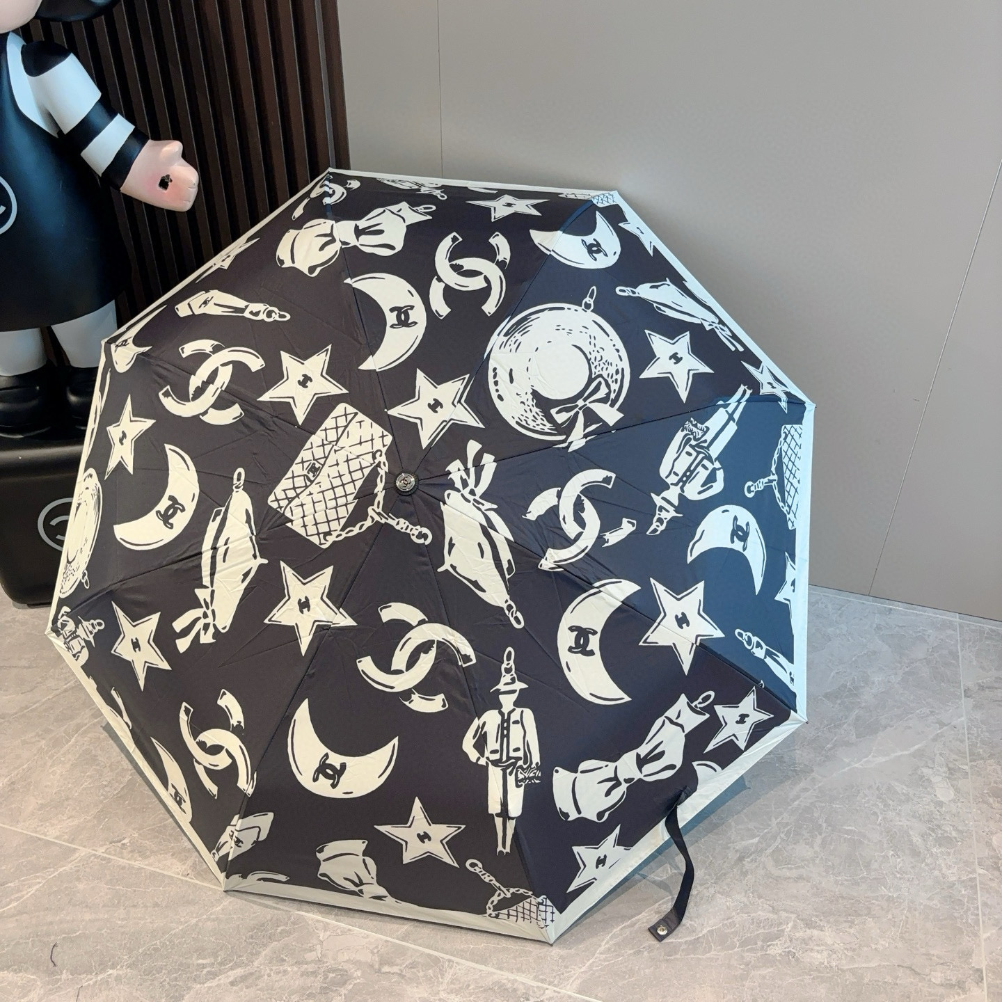  CHANEL（香奈儿）三折自动折叠晴雨伞 集合香奈儿灵魂LOGO为一体的设计风格高雅奢华 带在身上带来