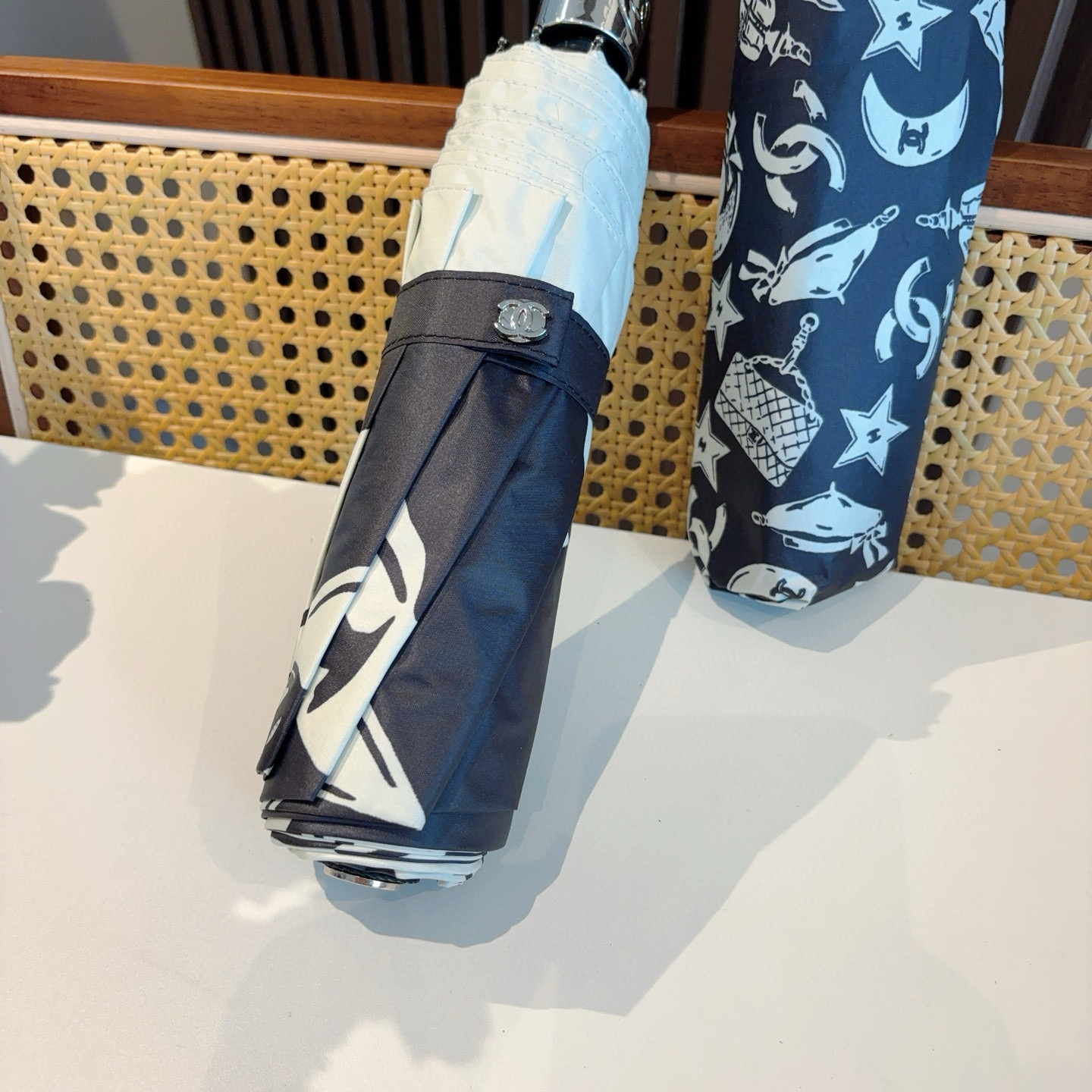  CHANEL（香奈儿）三折自动折叠晴雨伞 集合香奈儿灵魂LOGO为一体的设计风格高雅奢华 带在身上带来