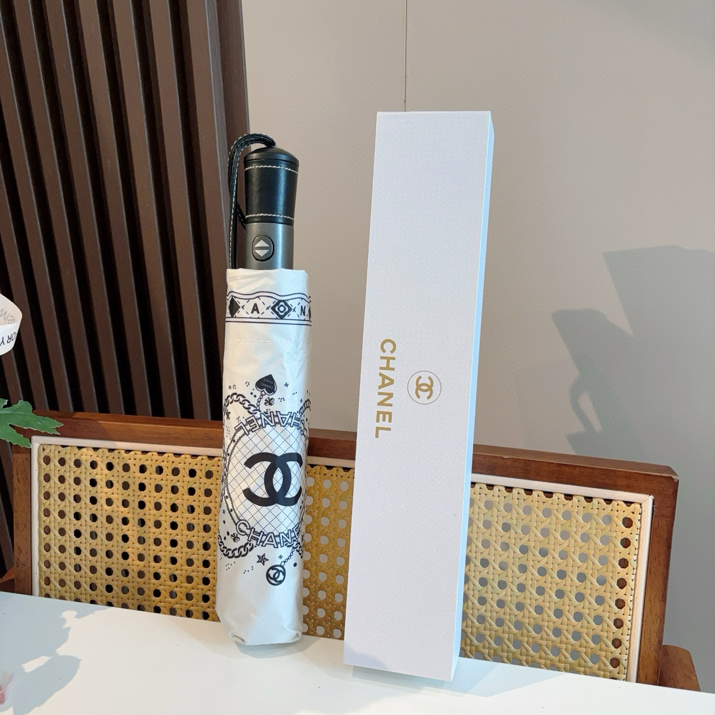  CHANEL（香奈儿）三折自动折叠晴雨伞 集合香奈儿灵魂LOGO为一体的设计风格高雅奢华 带在身上带来