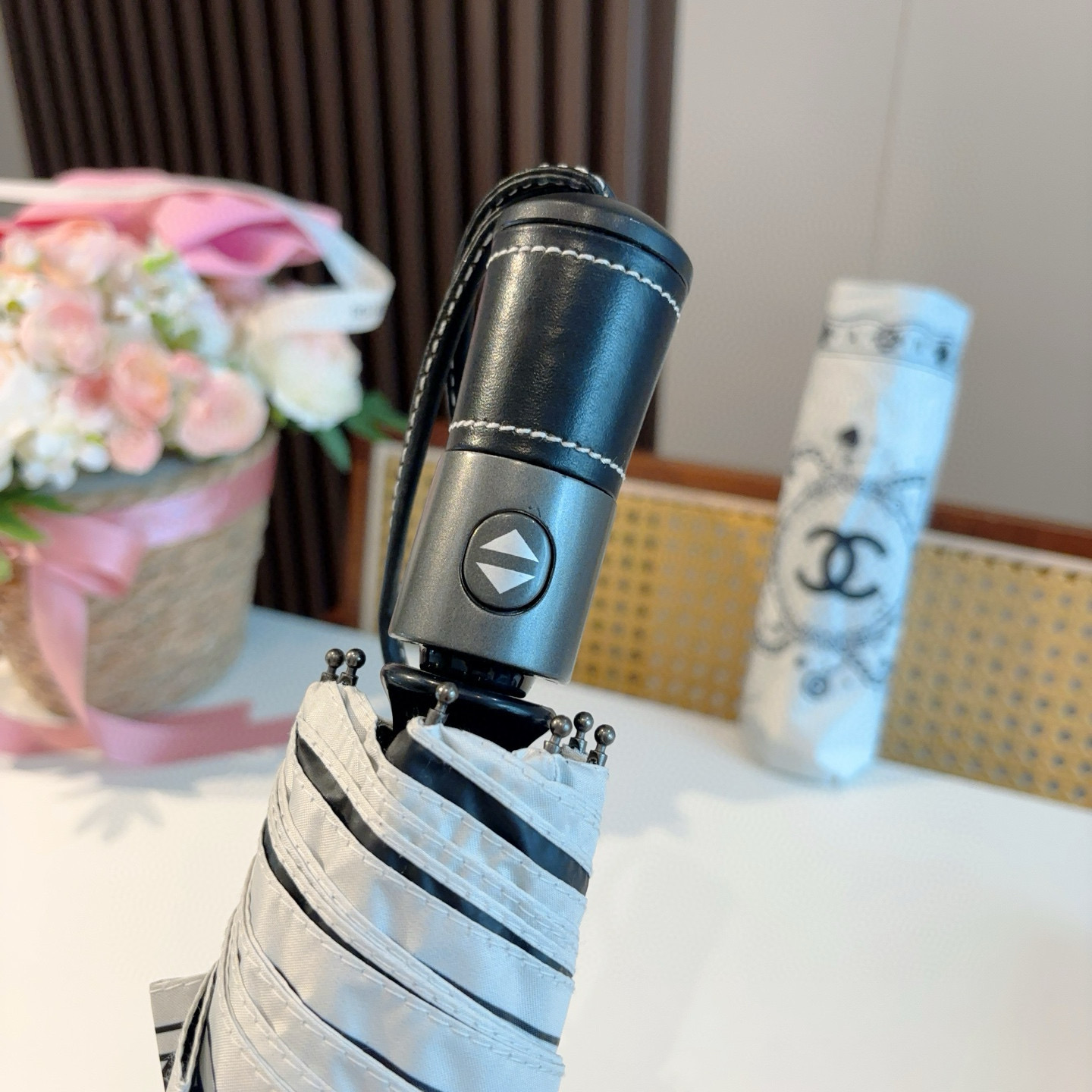 CHANEL（香奈儿）三折自动折叠晴雨伞 集合香奈儿灵魂LOGO为一体的设计风格高雅奢华 带在身上带来