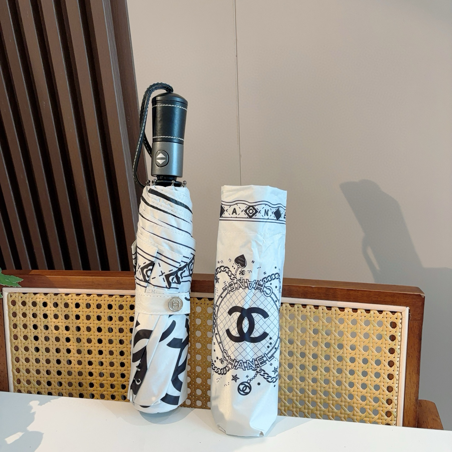  CHANEL（香奈儿）三折自动折叠晴雨伞 集合香奈儿灵魂LOGO为一体的设计风格高雅奢华 带在身上带来