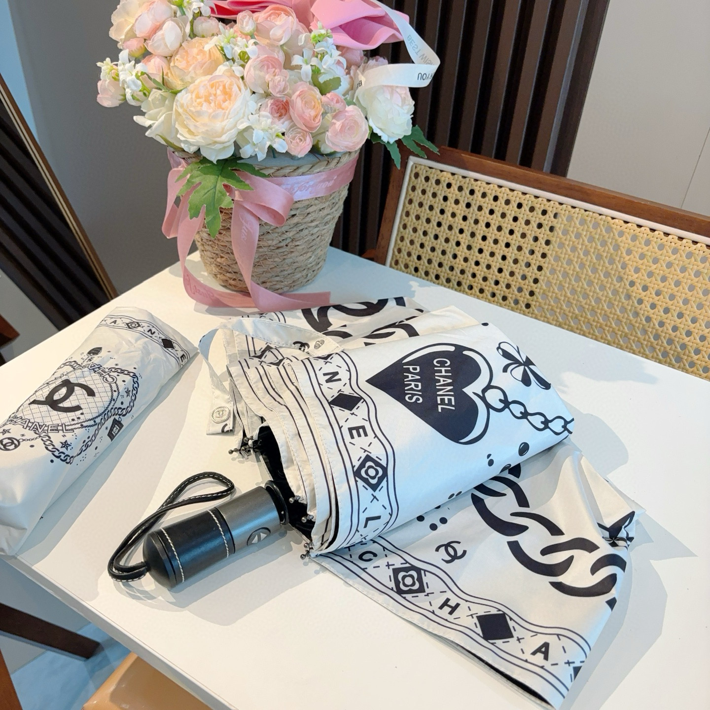  CHANEL（香奈儿）三折自动折叠晴雨伞 集合香奈儿灵魂LOGO为一体的设计风格高雅奢华 带在身上带来