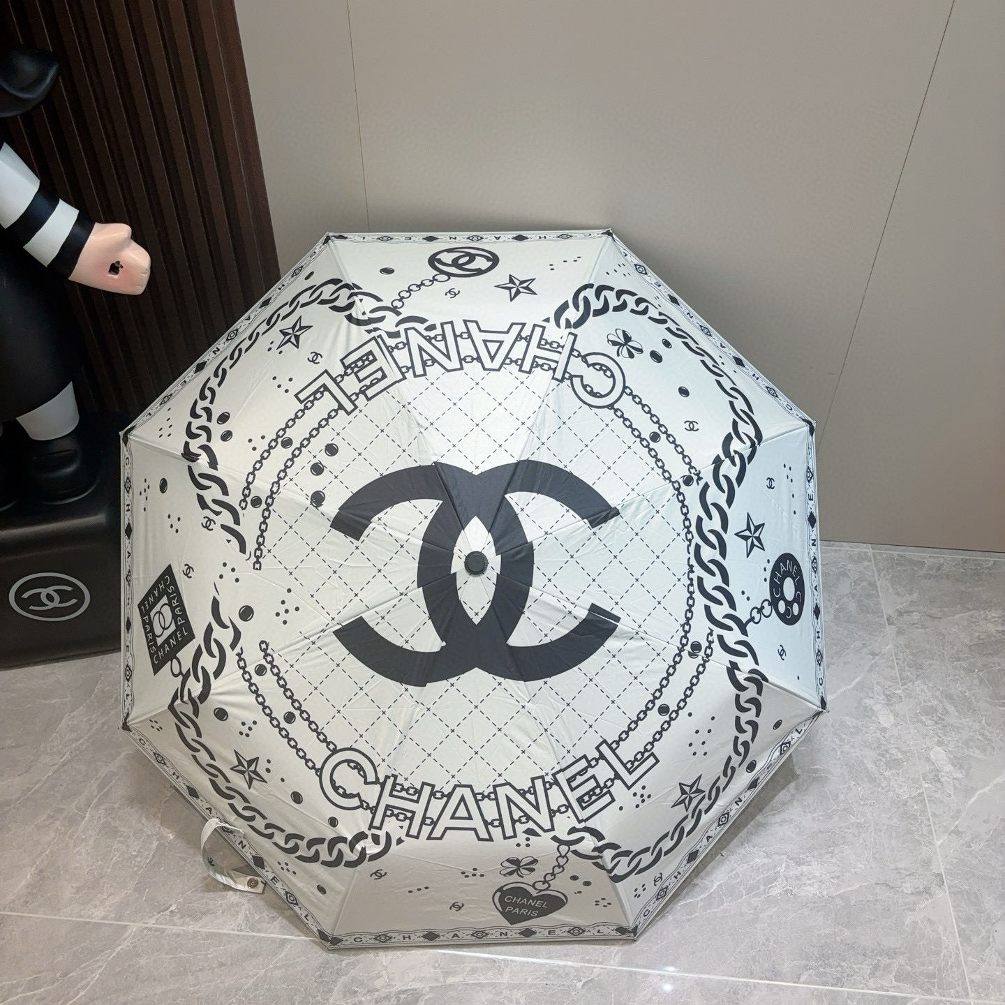  CHANEL（香奈儿）三折自动折叠晴雨伞 集合香奈儿灵魂LOGO为一体的设计风格高雅奢华 带在身上带来