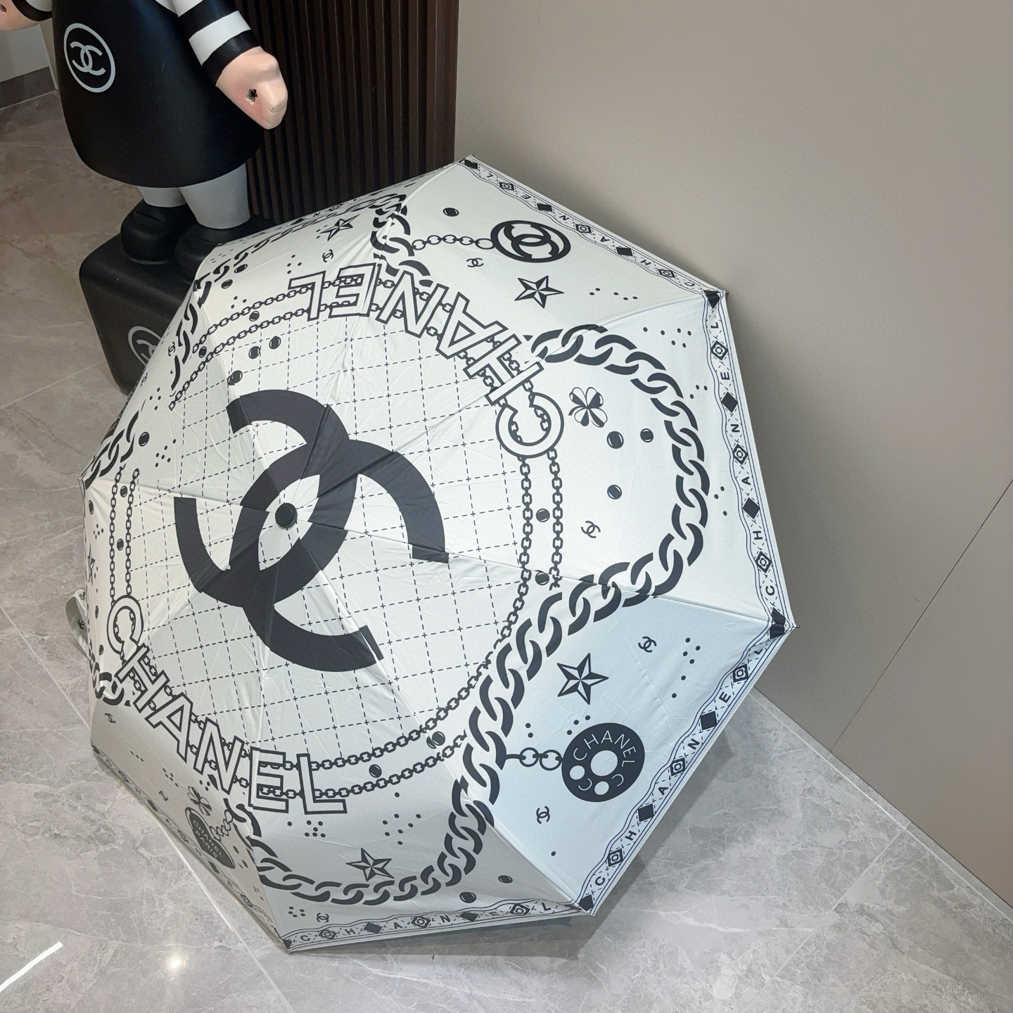  CHANEL（香奈儿）三折自动折叠晴雨伞 集合香奈儿灵魂LOGO为一体的设计风格高雅奢华 带在身上带来