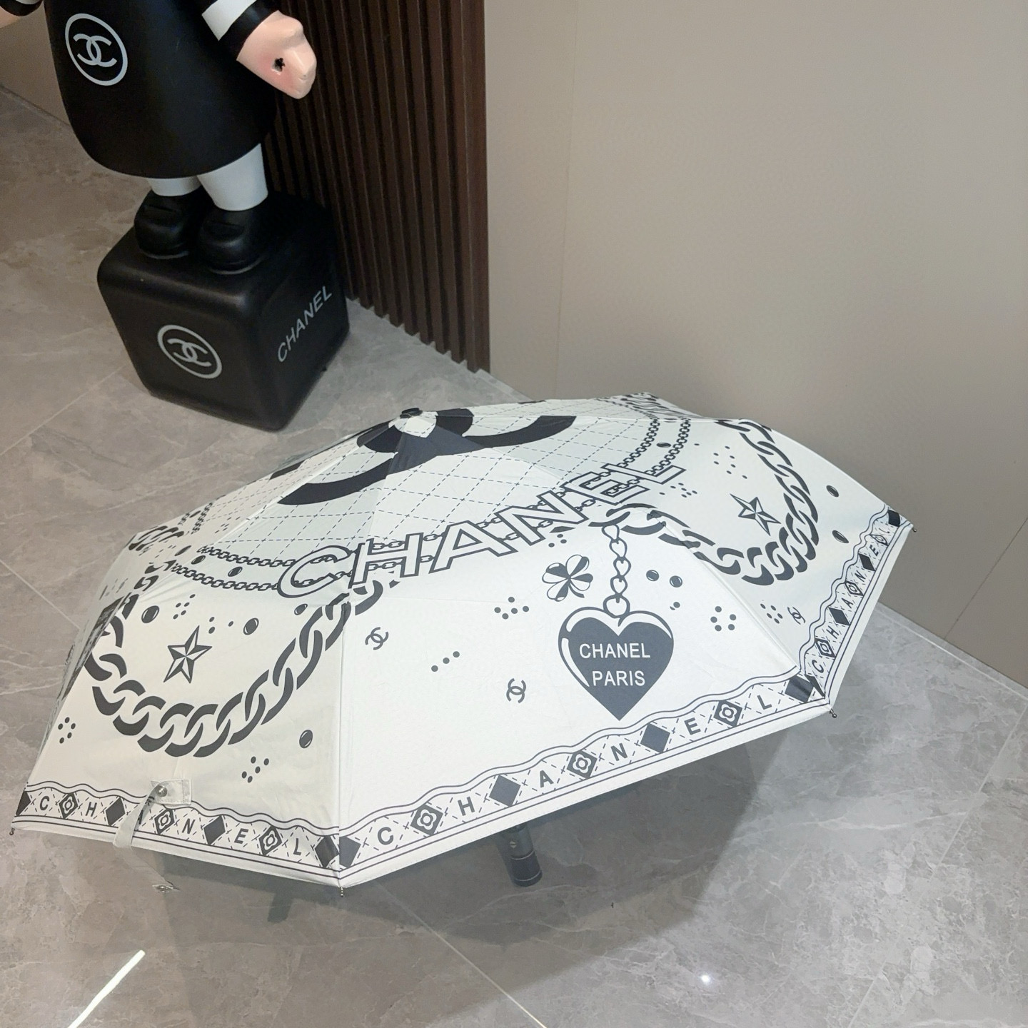  CHANEL（香奈儿）三折自动折叠晴雨伞 集合香奈儿灵魂LOGO为一体的设计风格高雅奢华 带在身上带来