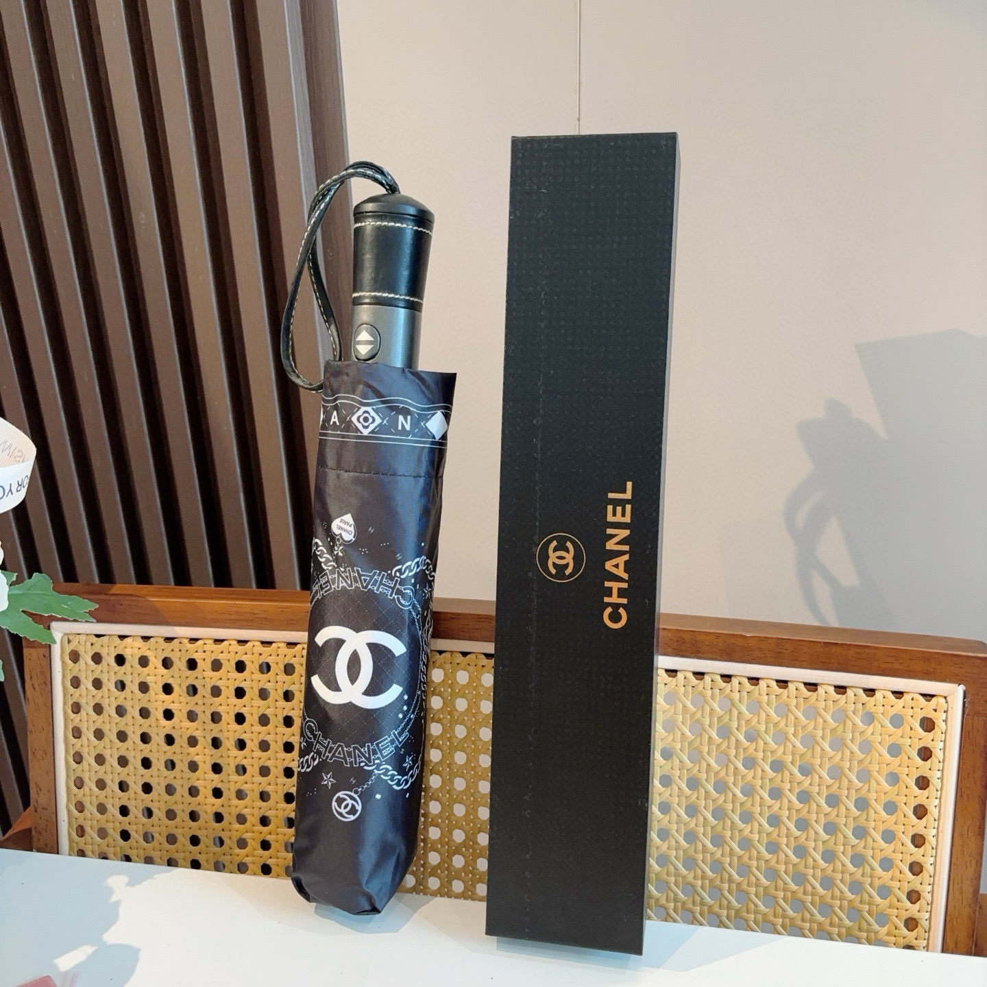  CHANEL（香奈儿）三折自动折叠晴雨伞 集合香奈儿灵魂LOGO为一体的设计风格高雅奢华 带在身上带来