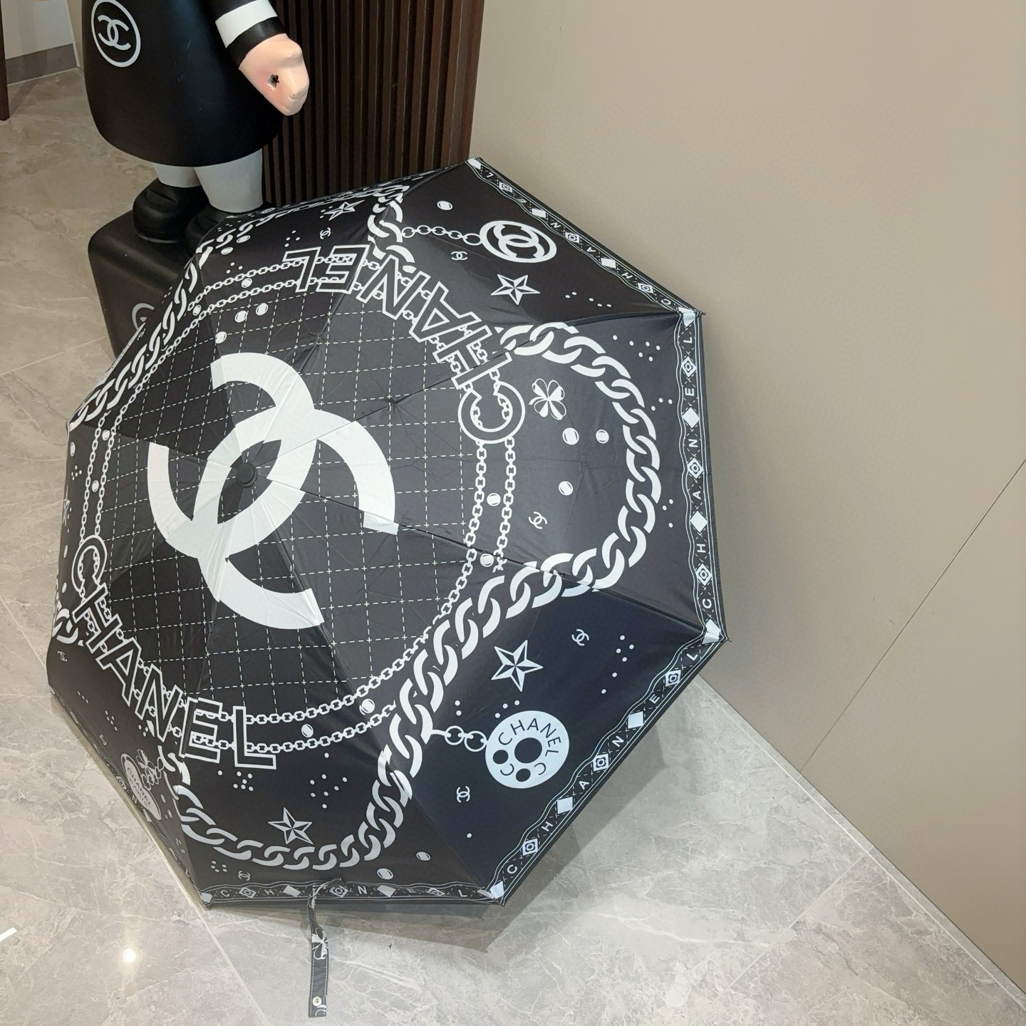  CHANEL（香奈儿）三折自动折叠晴雨伞 集合香奈儿灵魂LOGO为一体的设计风格高雅奢华 带在身上带来