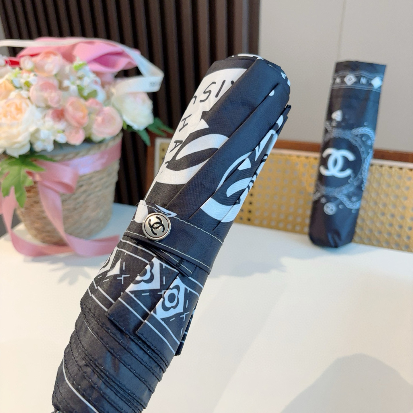  CHANEL（香奈儿）三折自动折叠晴雨伞 集合香奈儿灵魂LOGO为一体的设计风格高雅奢华 带在身上带来