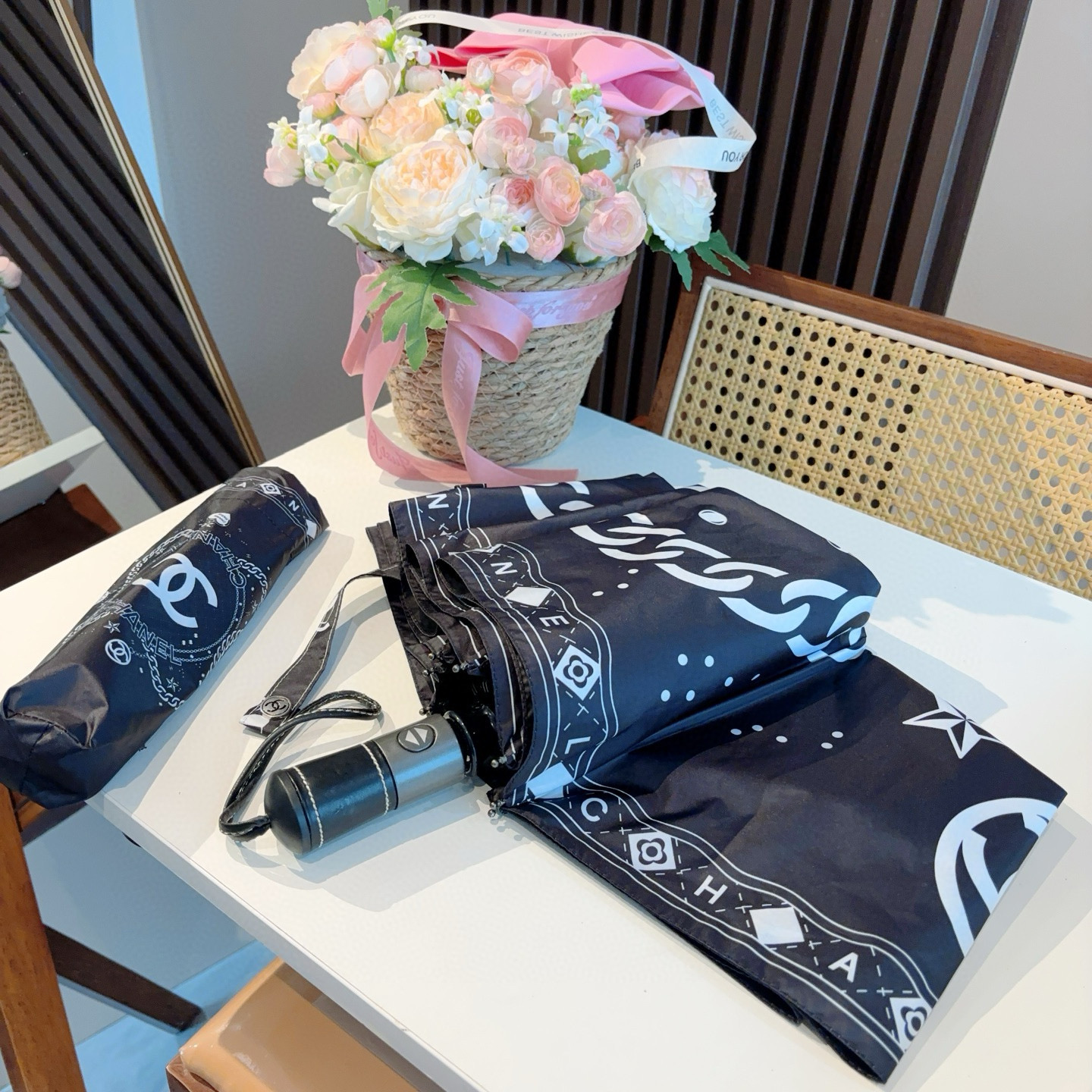  CHANEL（香奈儿）三折自动折叠晴雨伞 集合香奈儿灵魂LOGO为一体的设计风格高雅奢华 带在身上带来