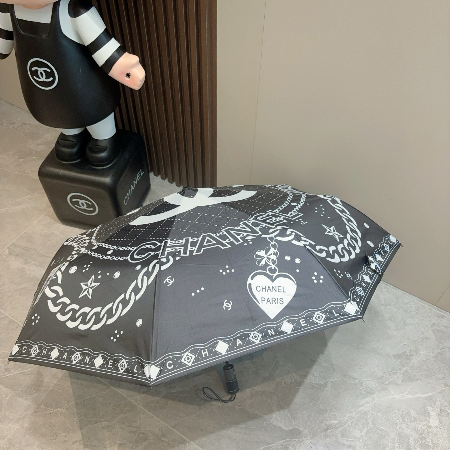  CHANEL（香奈儿）三折自动折叠晴雨伞 集合香奈儿灵魂LOGO为一体的设计风格高雅奢华 带在身上带来