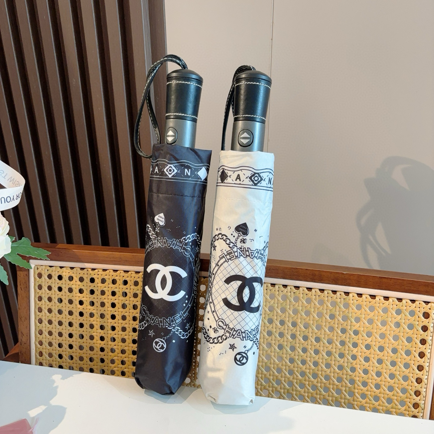  CHANEL（香奈儿）三折自动折叠晴雨伞 集合香奈儿灵魂LOGO为一体的设计风格高雅奢华 带在身上带来