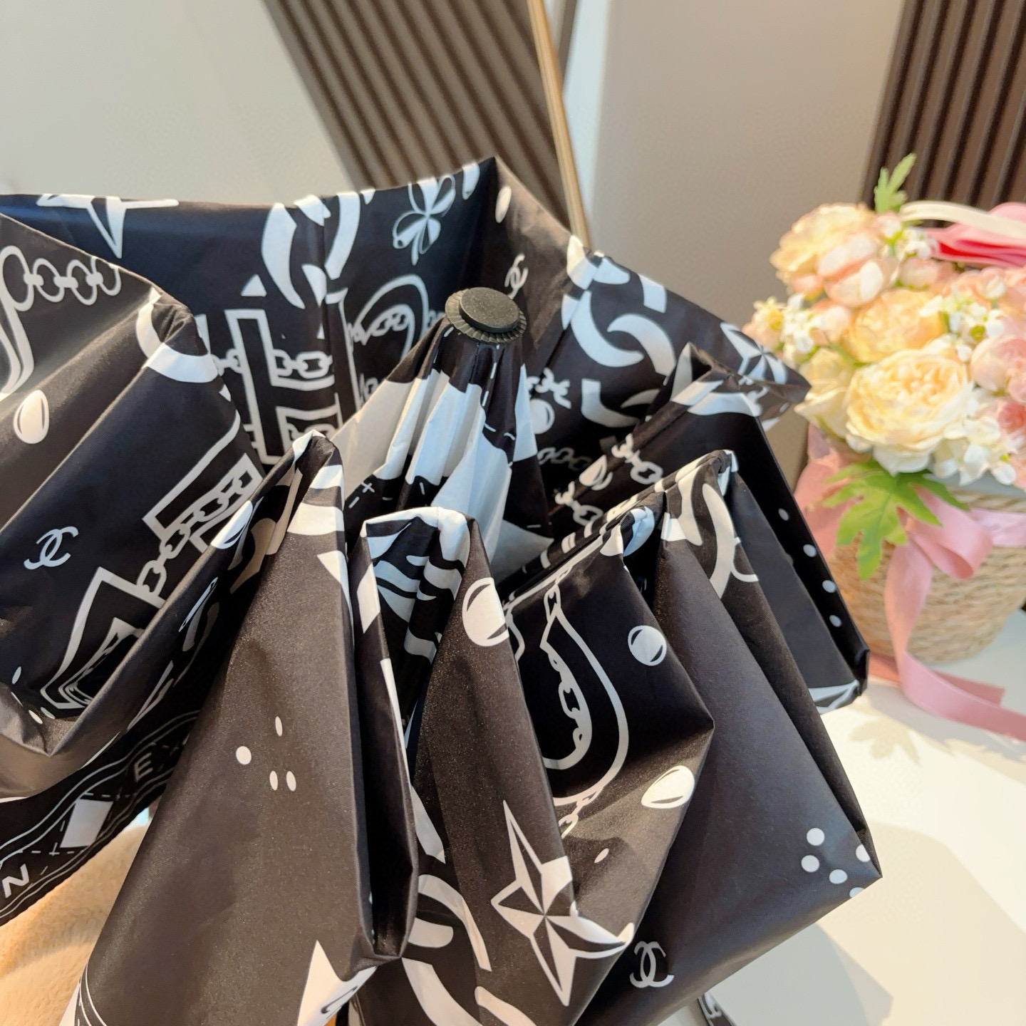  CHANEL（香奈儿）三折自动折叠晴雨伞 集合香奈儿灵魂LOGO为一体的设计风格高雅奢华 带在身上带来