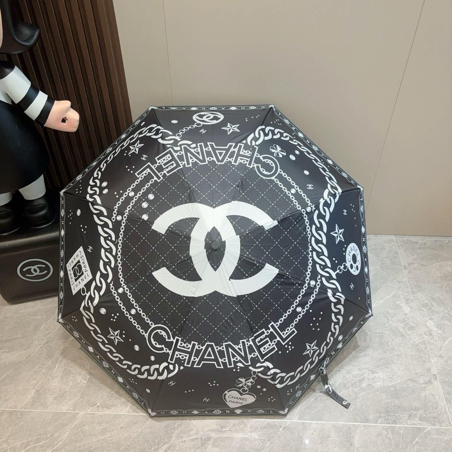  CHANEL（香奈儿）三折自动折叠晴雨伞 集合香奈儿灵魂LOGO为一体的设计风格高雅奢华 带在身上带来