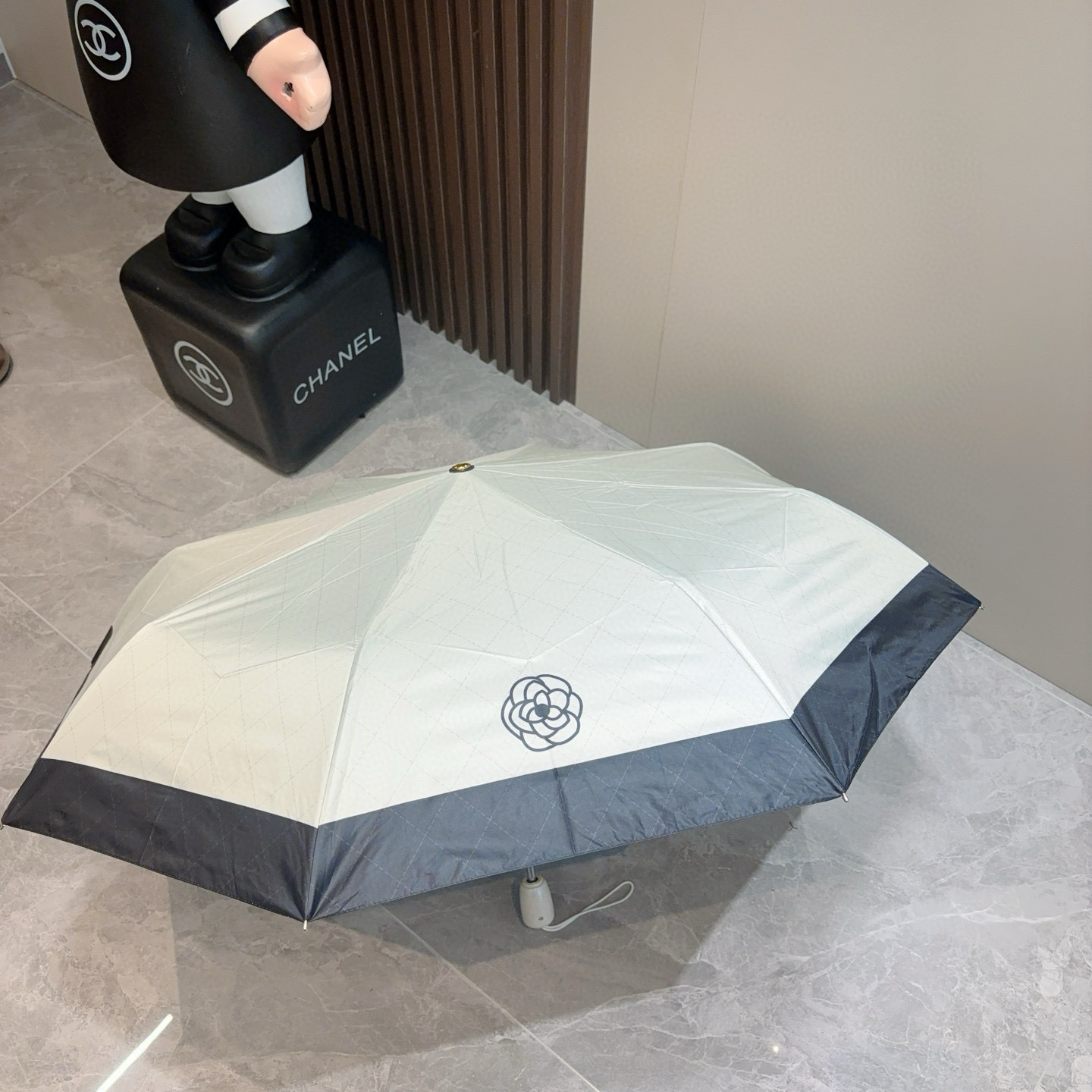  CHANEL（香奈儿）三折自动折叠晴雨伞 集合香奈儿灵魂LOGO为一体的设计风格高雅奢华 带在身上带来