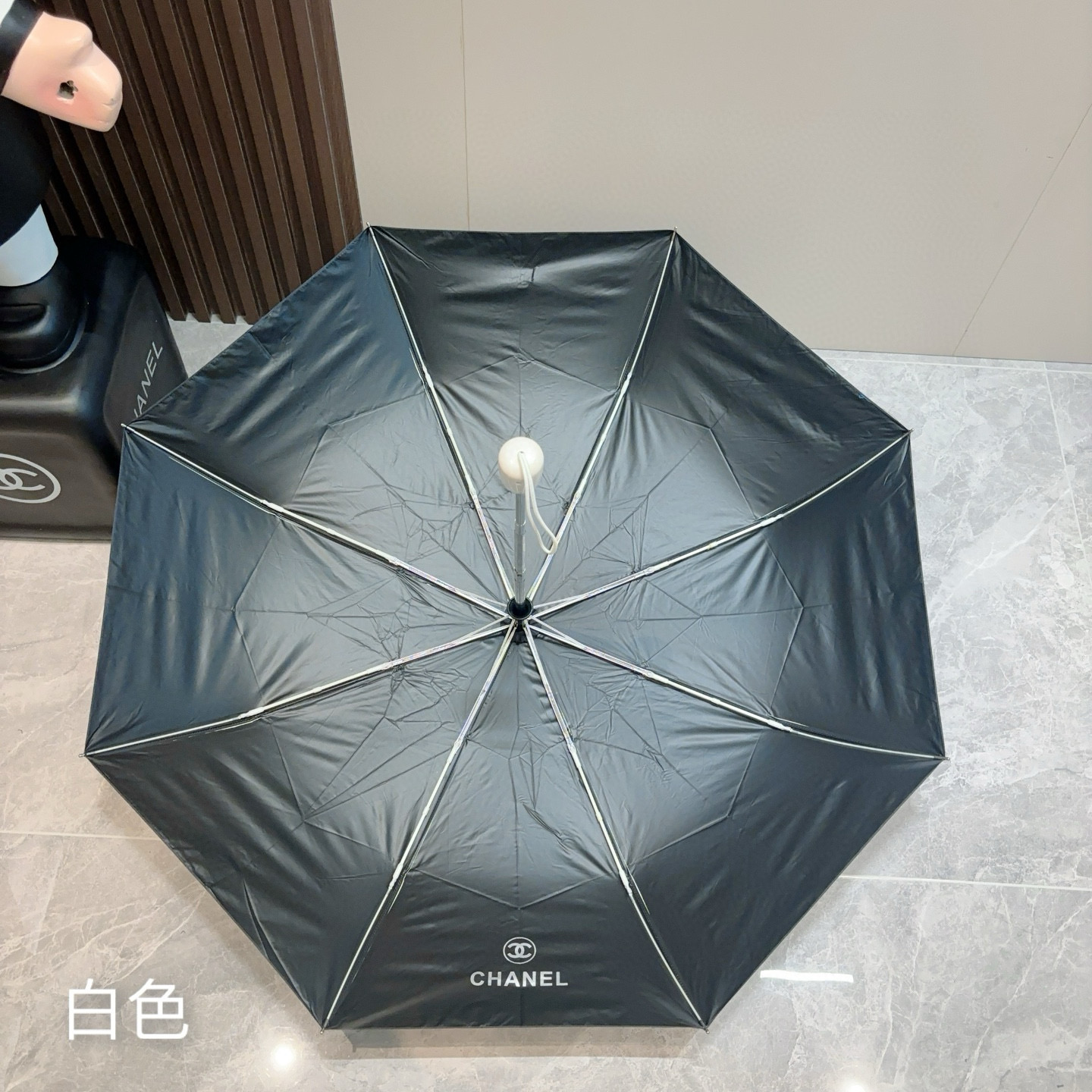  CHANEL（香奈儿）三折自动折叠晴雨伞 集合香奈儿灵魂LOGO为一体的设计风格高雅奢华 带在身上带来