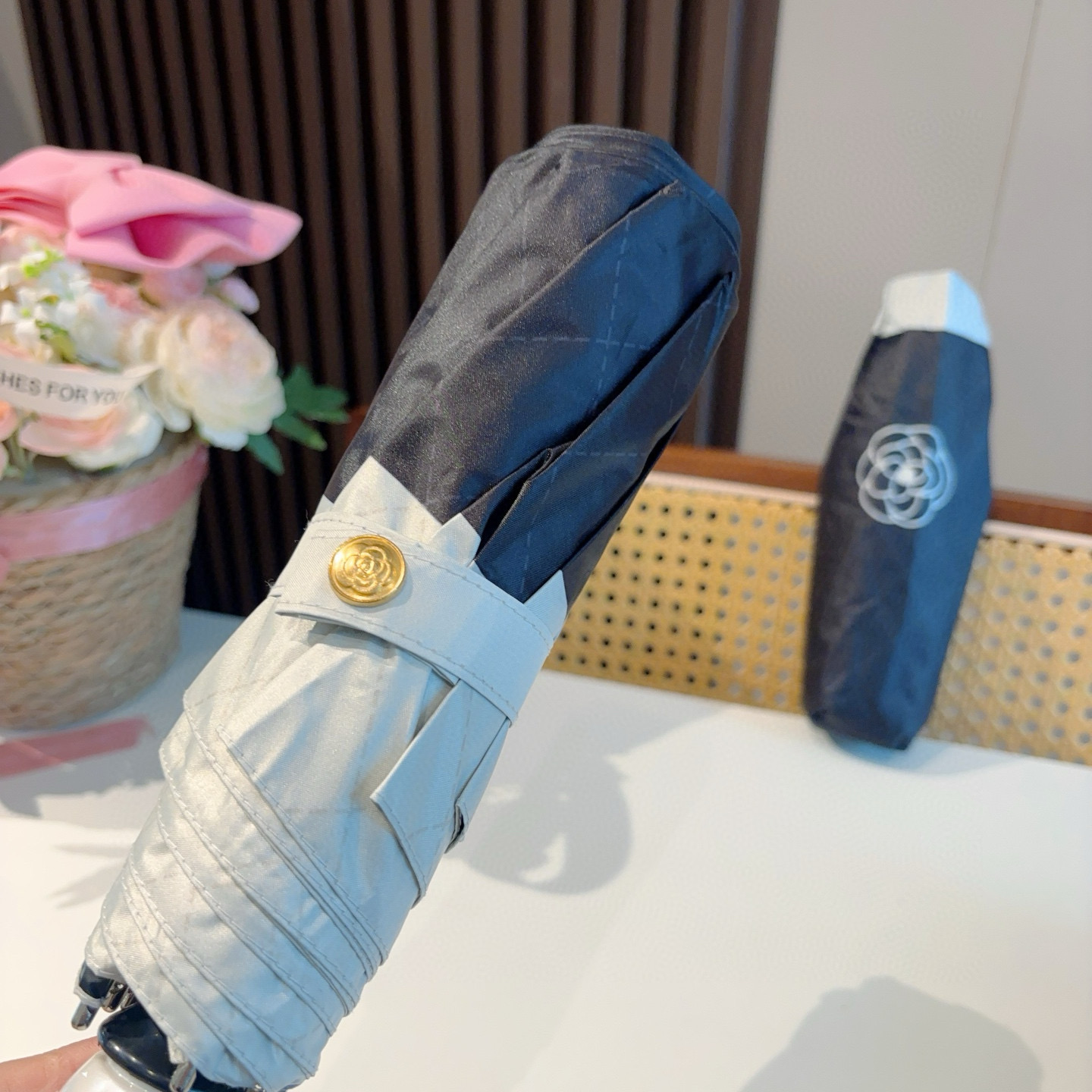  CHANEL（香奈儿）三折自动折叠晴雨伞 集合香奈儿灵魂LOGO为一体的设计风格高雅奢华 带在身上带来