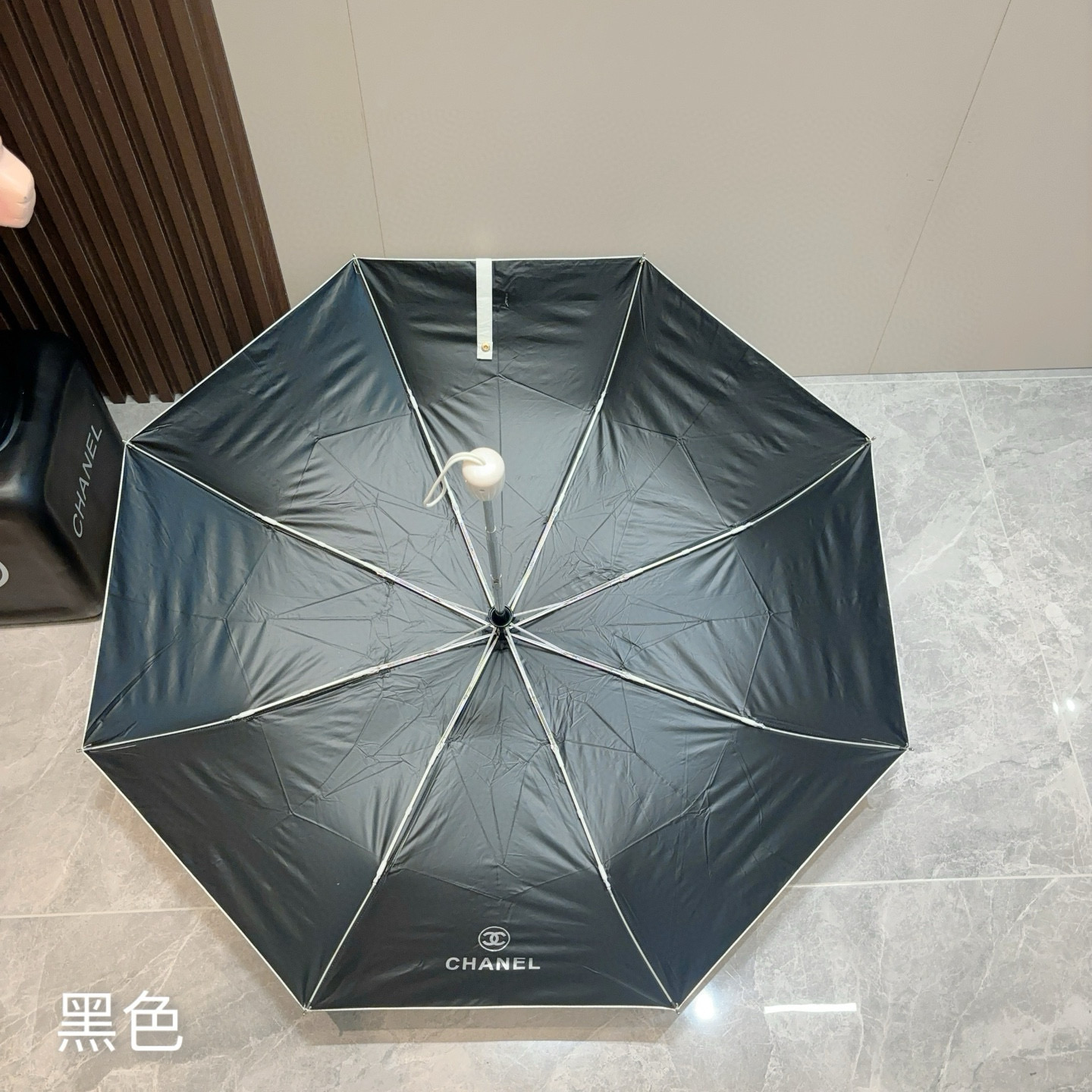  CHANEL（香奈儿）三折自动折叠晴雨伞 集合香奈儿灵魂LOGO为一体的设计风格高雅奢华 带在身上带来