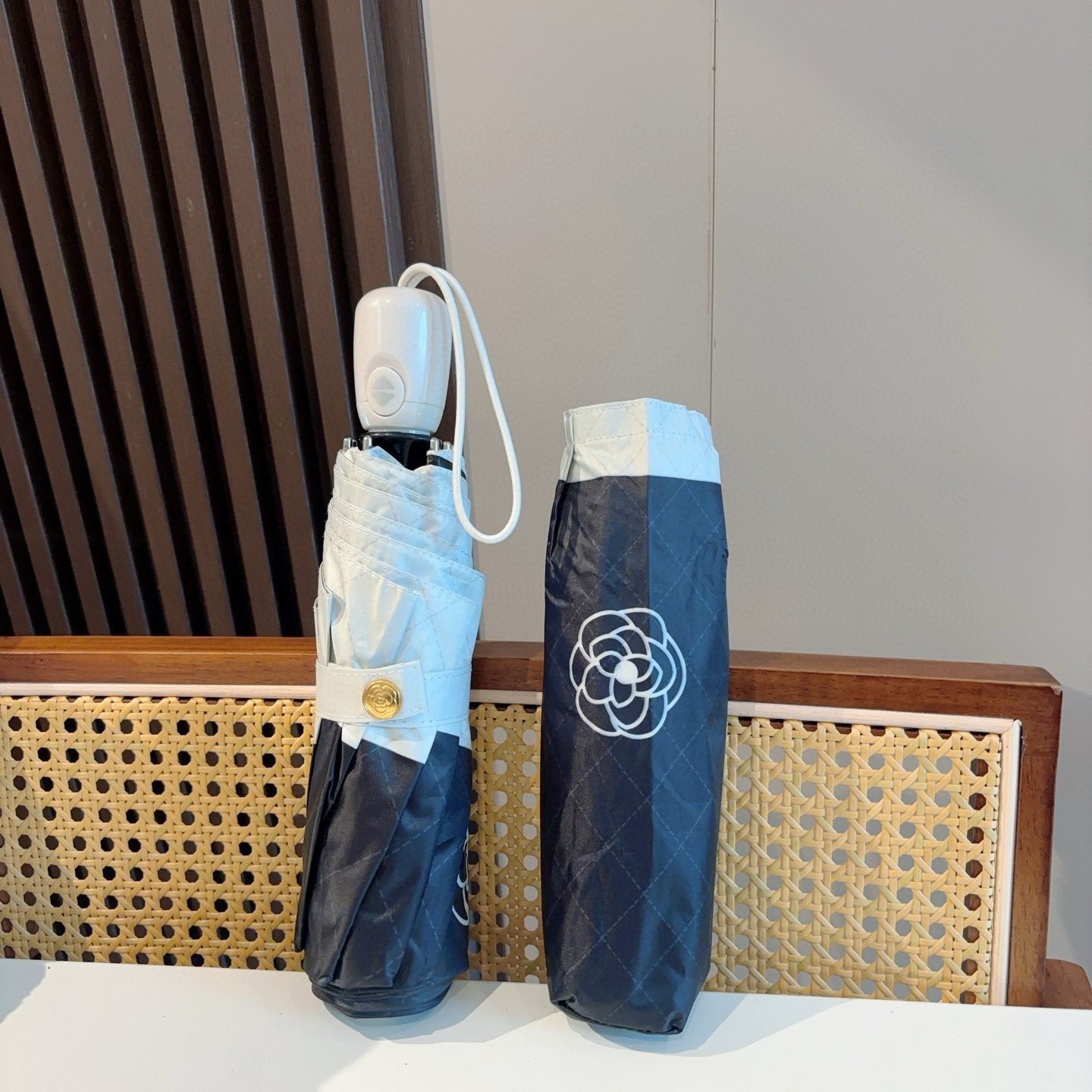  CHANEL（香奈儿）三折自动折叠晴雨伞 集合香奈儿灵魂LOGO为一体的设计风格高雅奢华 带在身上带来
