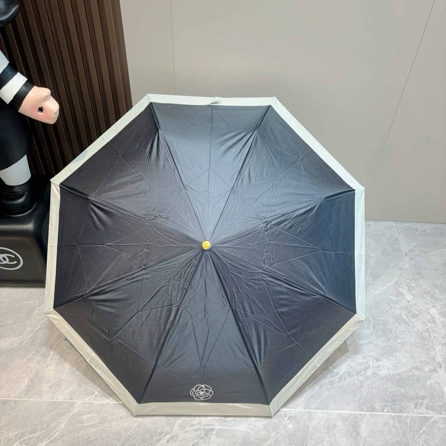 CHANEL（香奈儿）三折自动折叠晴雨伞 集合香奈儿灵魂LOGO为一体的设计风格高雅奢华 带在身上带来